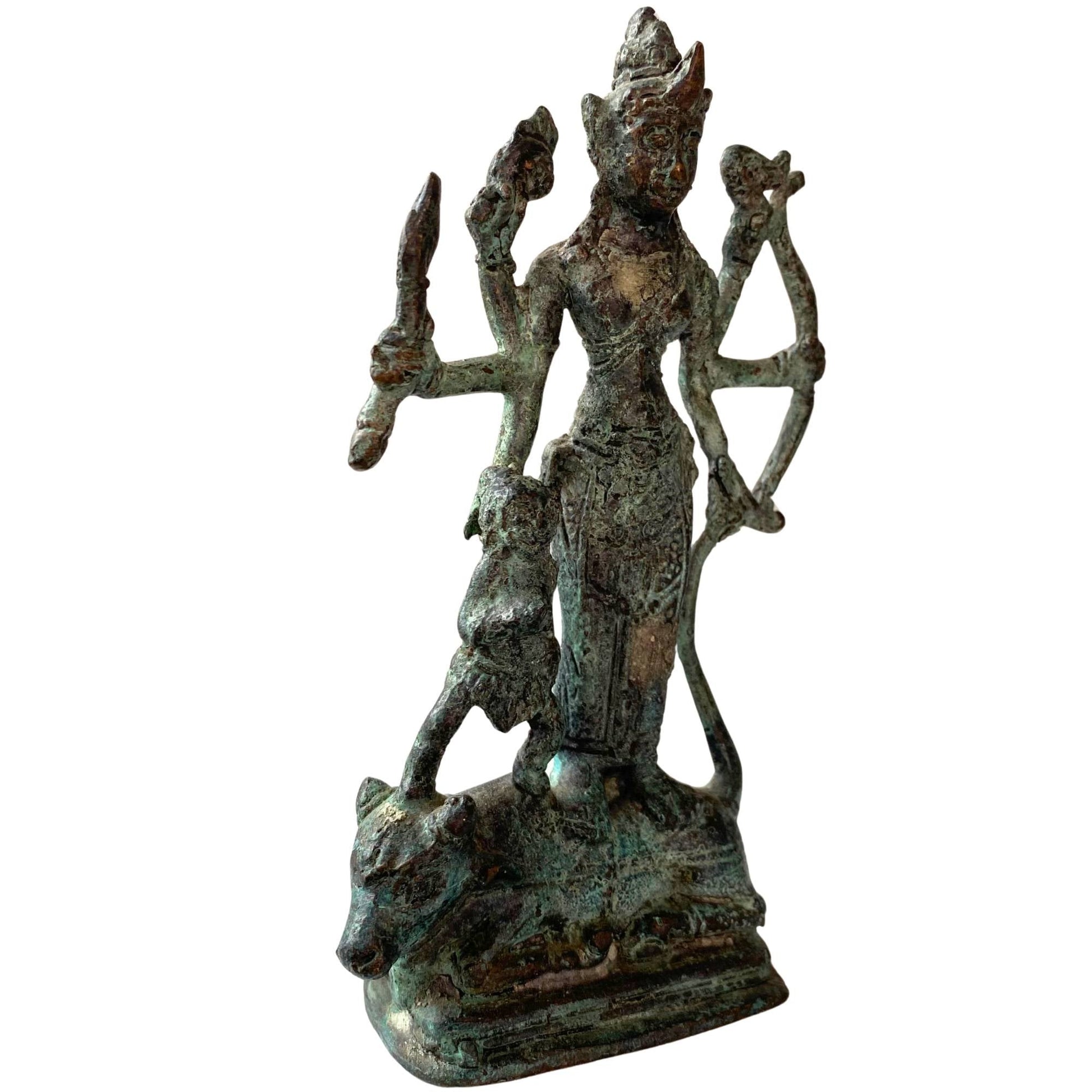 Driekwart aanzicht toont de diepe groene patina en de acht armen van de godin.