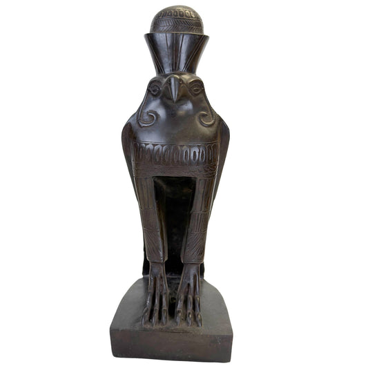Egyptisch Horus standbeeld met monumentale uitstraling