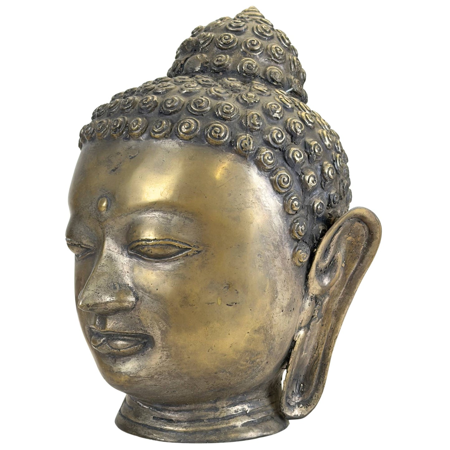 Detail van het serene gezicht van een bronzen Boeddha hoofd