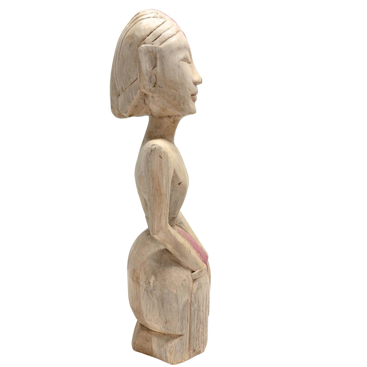 Zijaanzicht van archaïsch tribaal beeld met knot en roze pigment