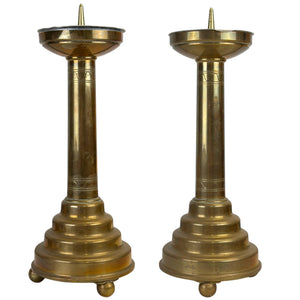 Set Decoratieve Messing Kandelaars – Klassieke Altaarstijl – 20e Eeuw