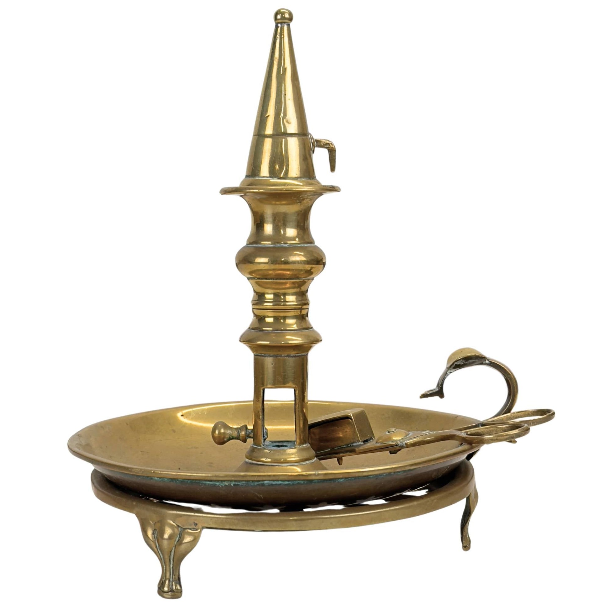 Decoratieve kamerkandelaar in historiserende stijl (21,5 cm), vervaardigd van messing met een elegante patina.