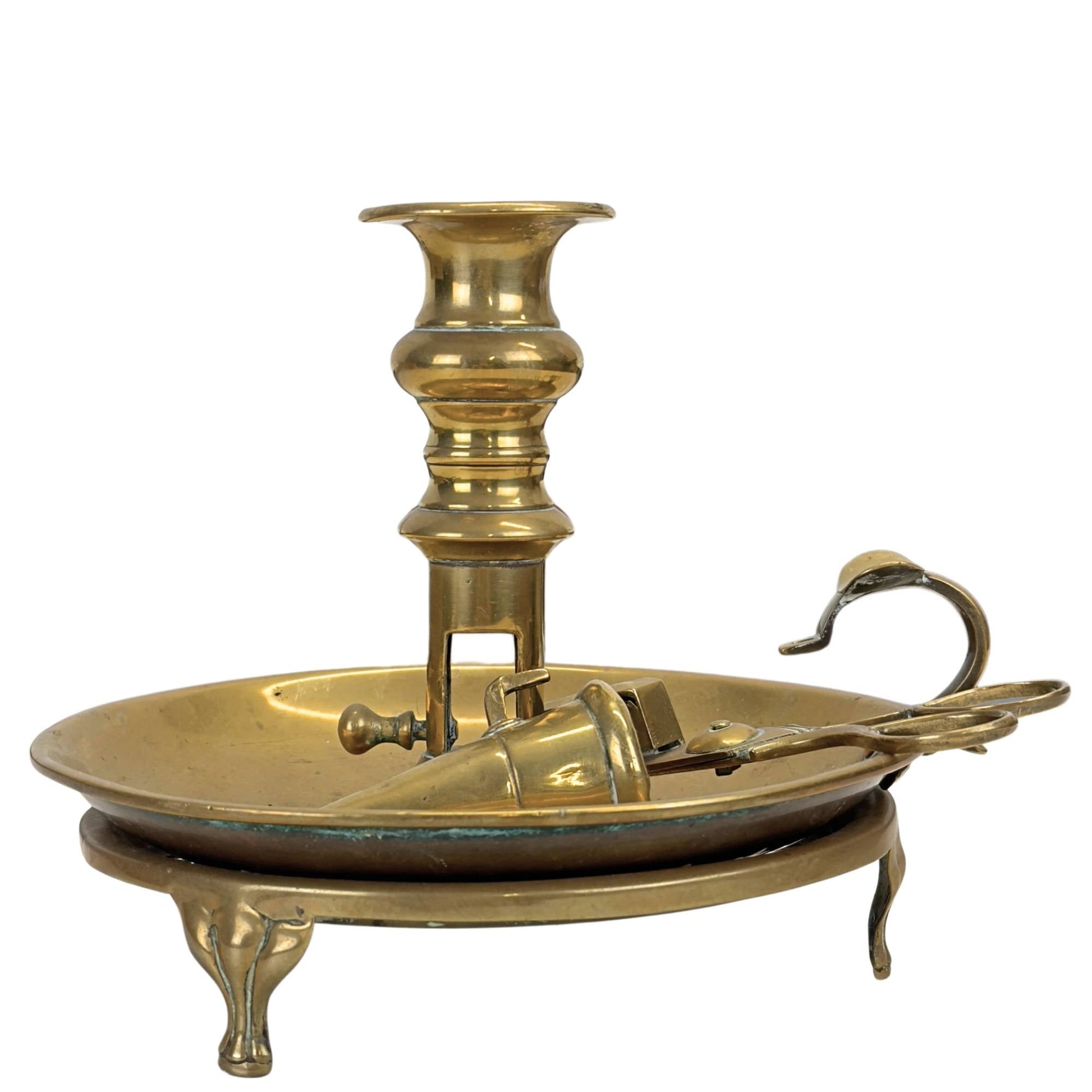 Zijaanzicht van de klassieke kamerkandelaar, tonend de verfijnde vormgeving en decoratieve uitstraling.