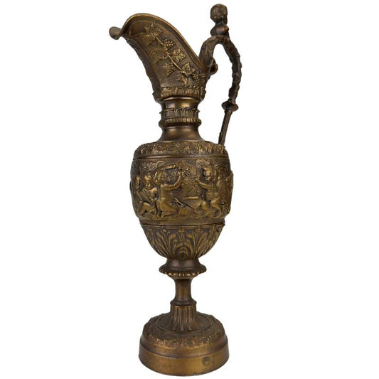 europese bronzen sierkan met putti figuren en rijke details