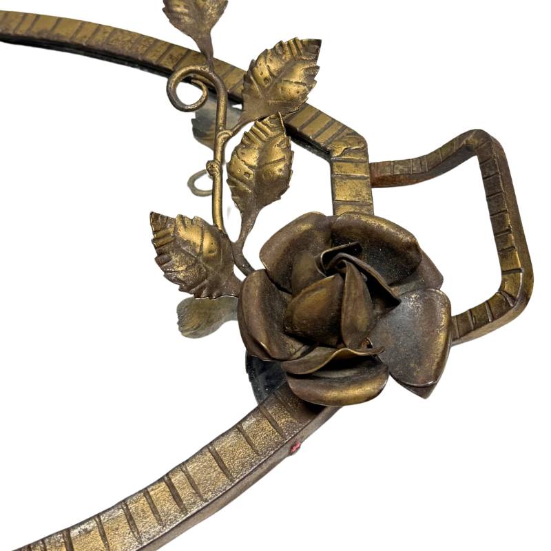 Detail van florale decoraties op een antiek Frans bronzen tafelobject
