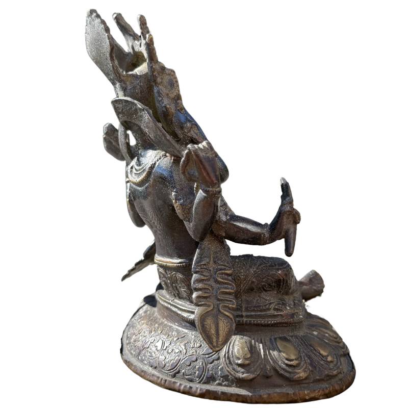 Zijaanzicht van het bronzen Ganesha sculptuur tonend de diepte en detaillering.