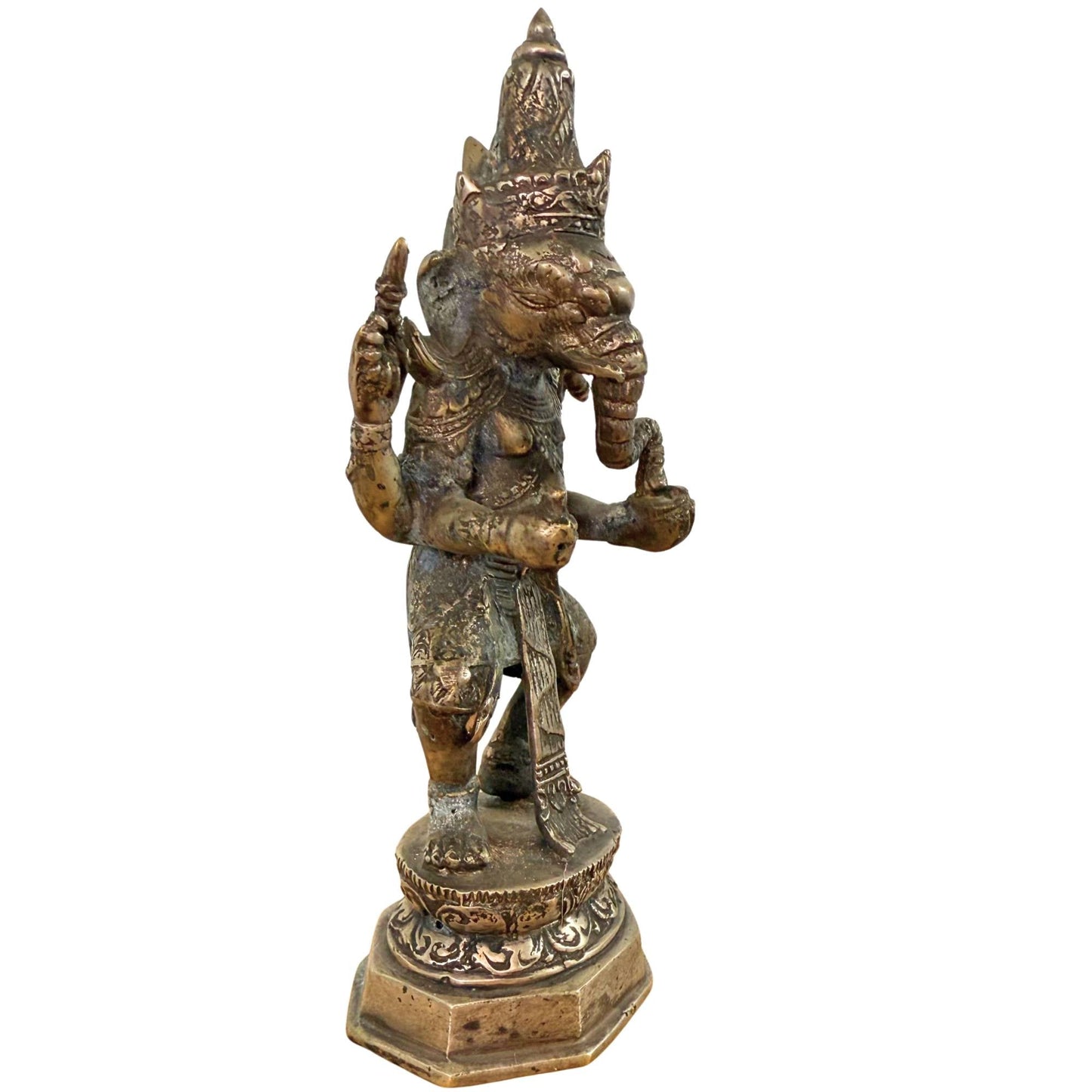 Detail van de gebroken slagtand op de Balinese Ganesha, symbool voor opoffering en intellectuele focus.