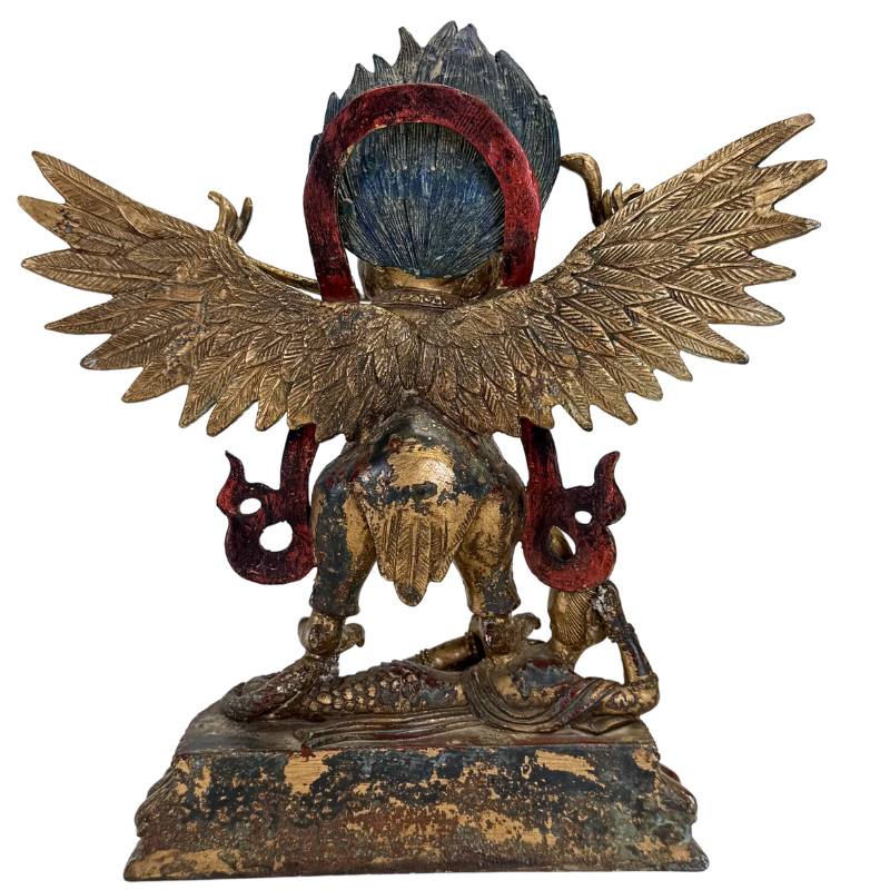 Garuda beschermfiguur van brons met resten polychromie uit Himalaya