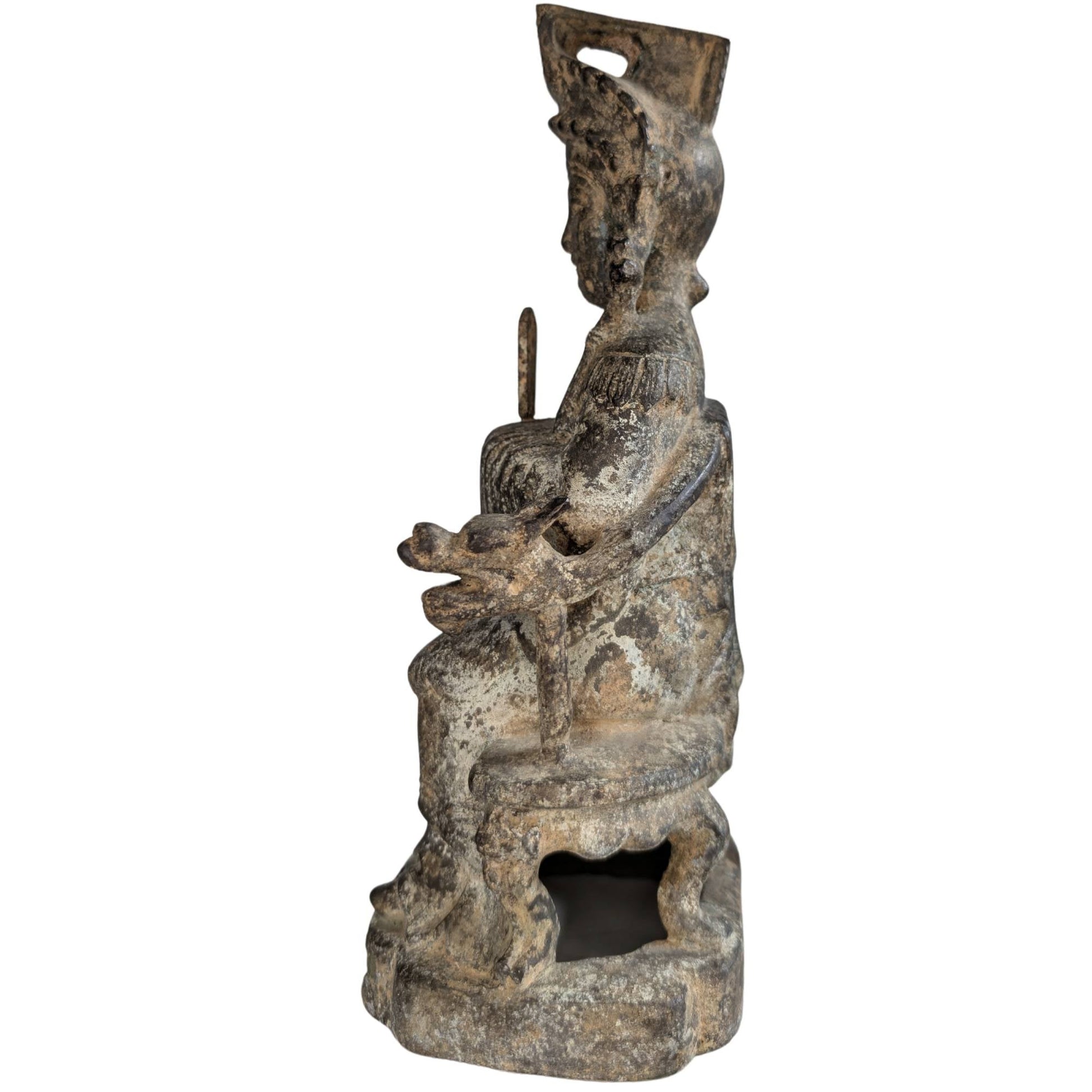 Verfijnd gegoten drakenkoppen op de armsteun van de bronzen troon.