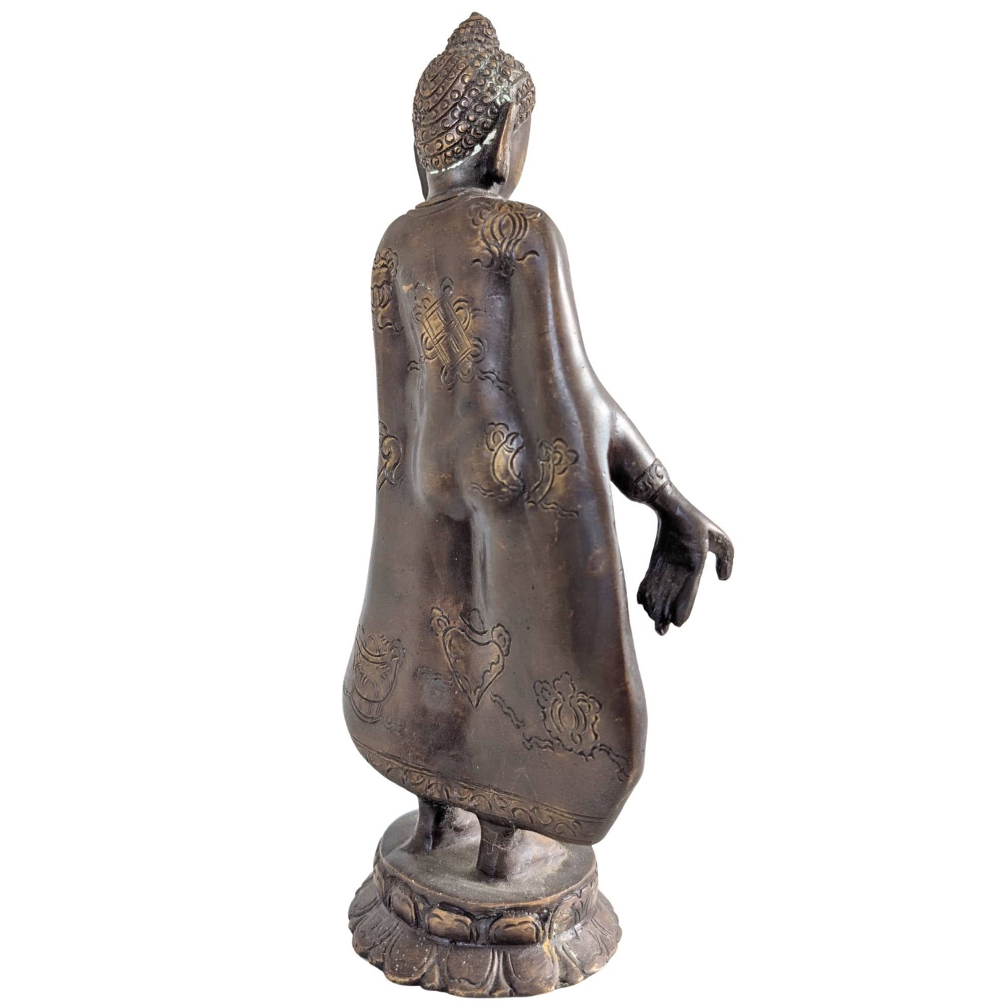 Rijke symbolische gravures op de rugzijde van het bronzen Boeddha beeld.