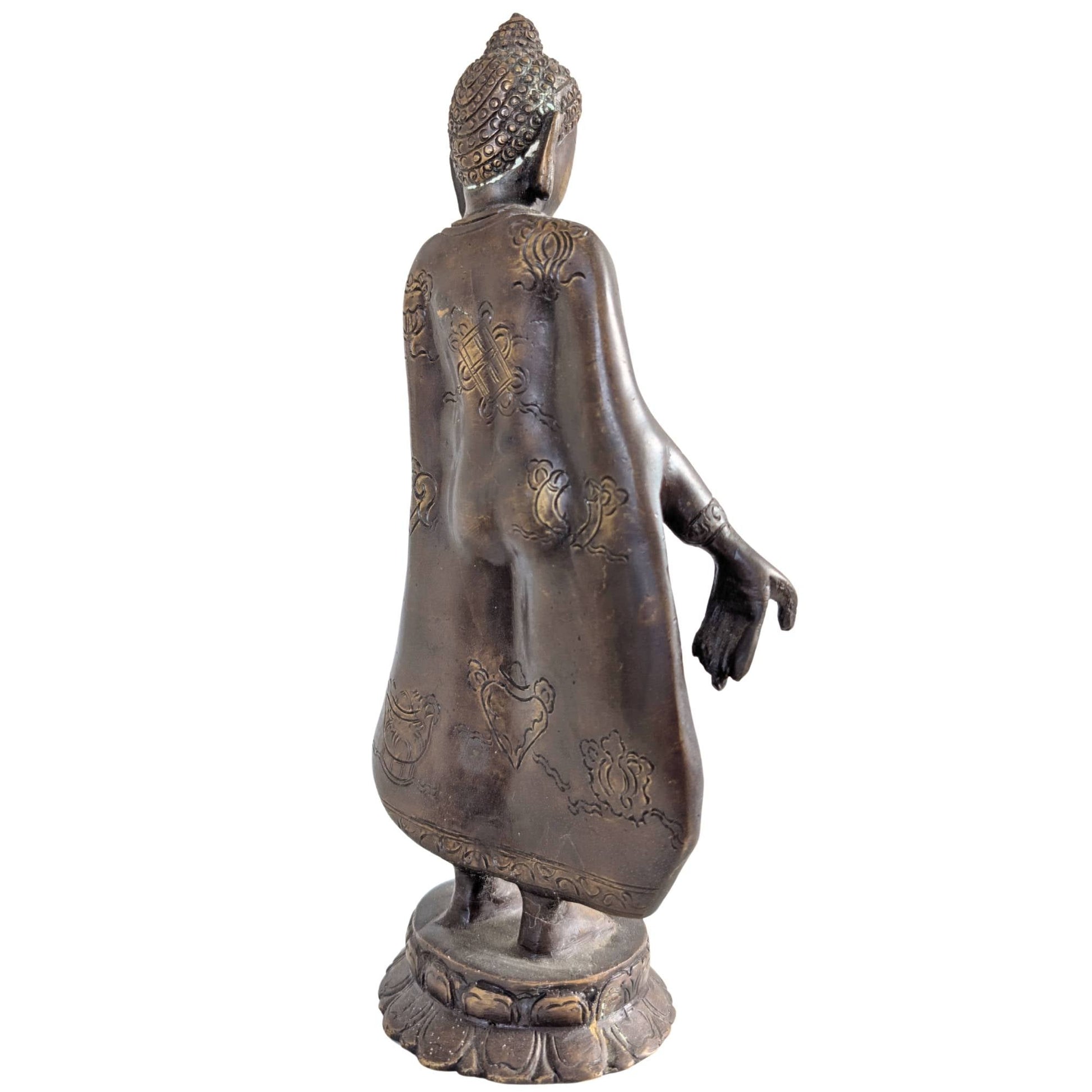 Rijke symbolische gravures op de rugzijde van het bronzen Boeddha beeld.