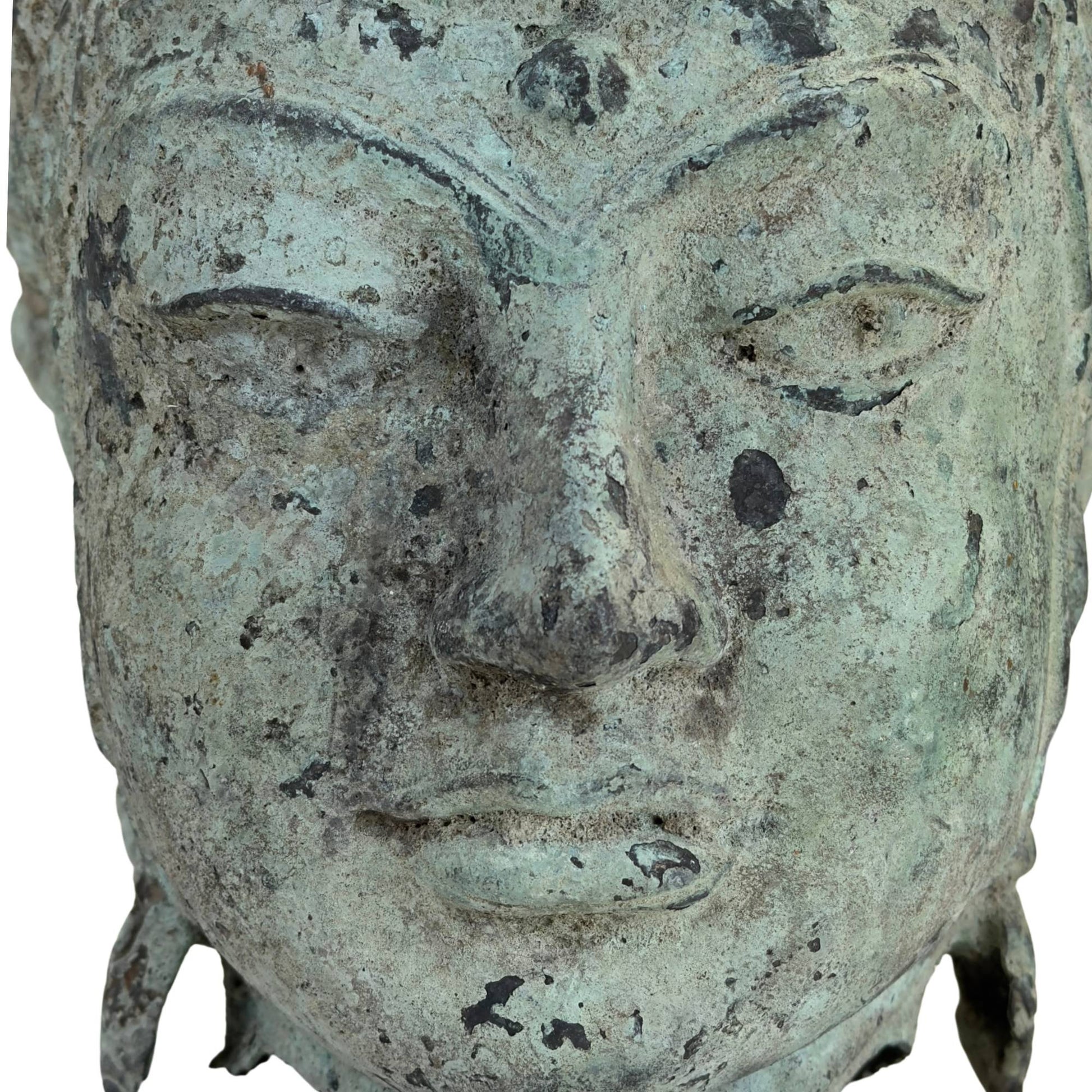 Hoofdfragment van een gekroonde godheid vermoedelijk Vishnu uit Java