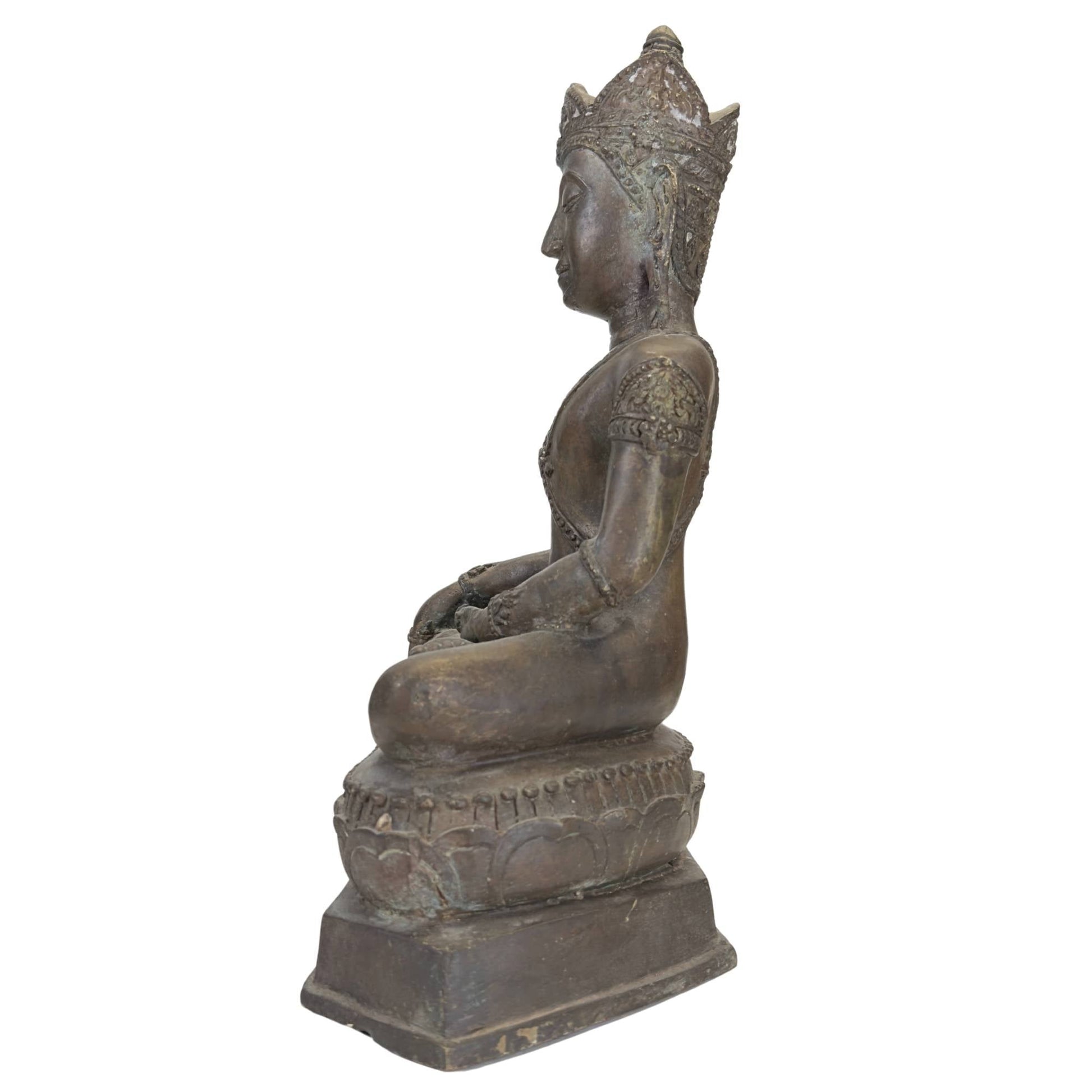 Gekroonde meditatieboeddha uit Thailand op dubbele lotusvoet