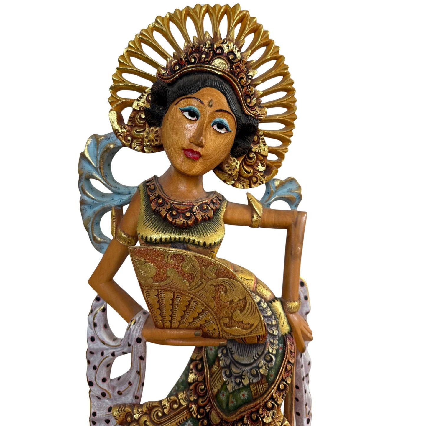 De serene gelaatstrekken van de danseres, gemodelleerd naar de hemelse nimfen van de Balinese mythologie.