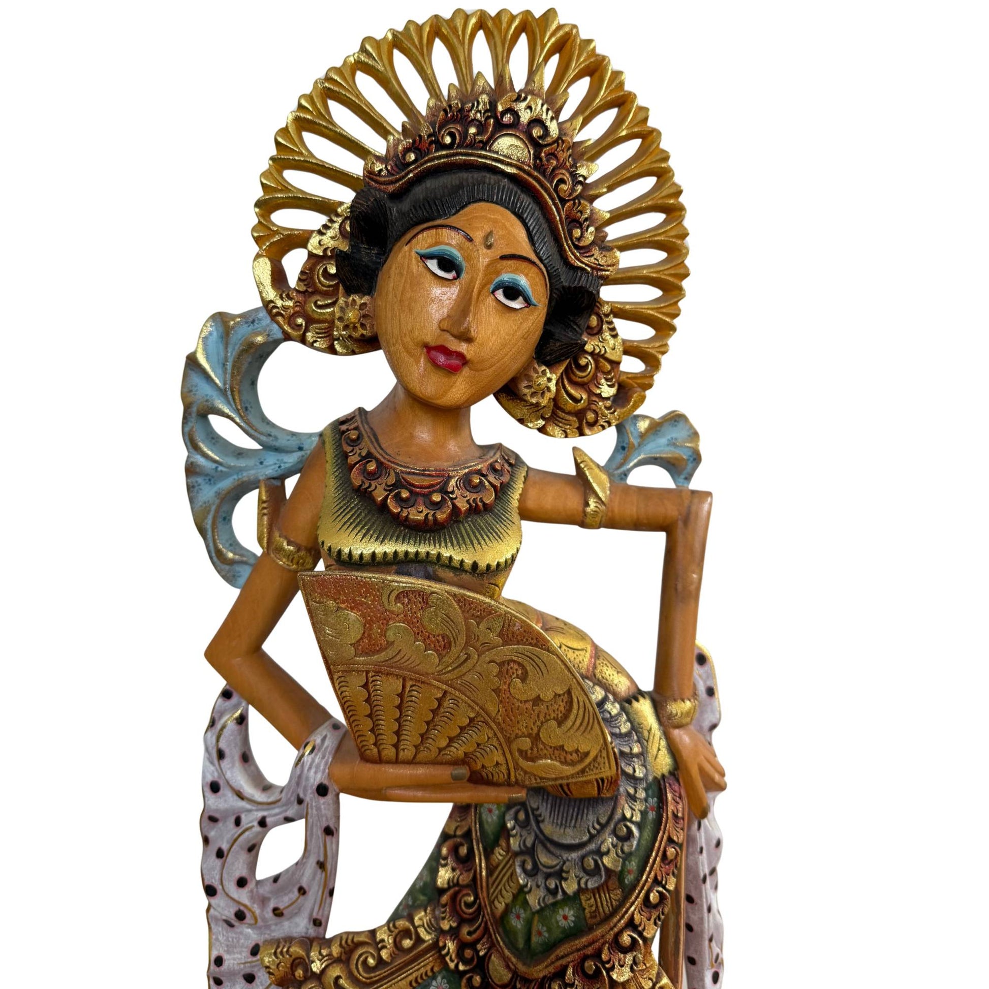 De serene gelaatstrekken van de danseres, gemodelleerd naar de hemelse nimfen van de Balinese mythologie.