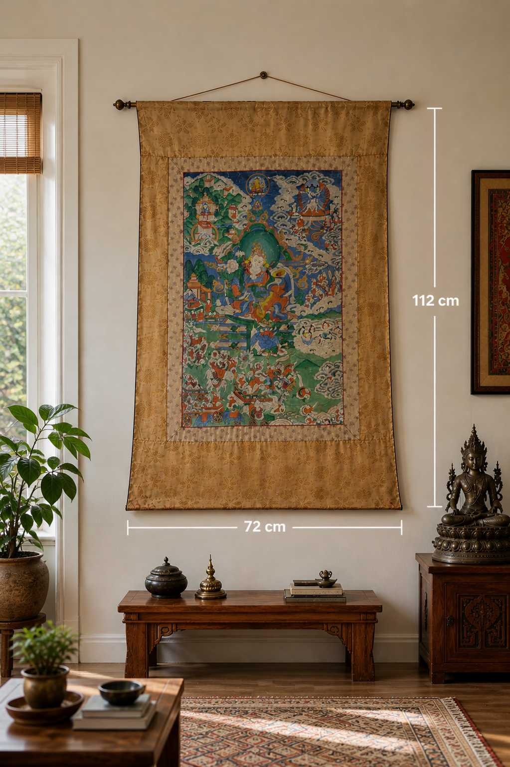 Detail van het goudkleurige zijden brokaat met ingeweven bloemmotieven van de thangka omlijsting