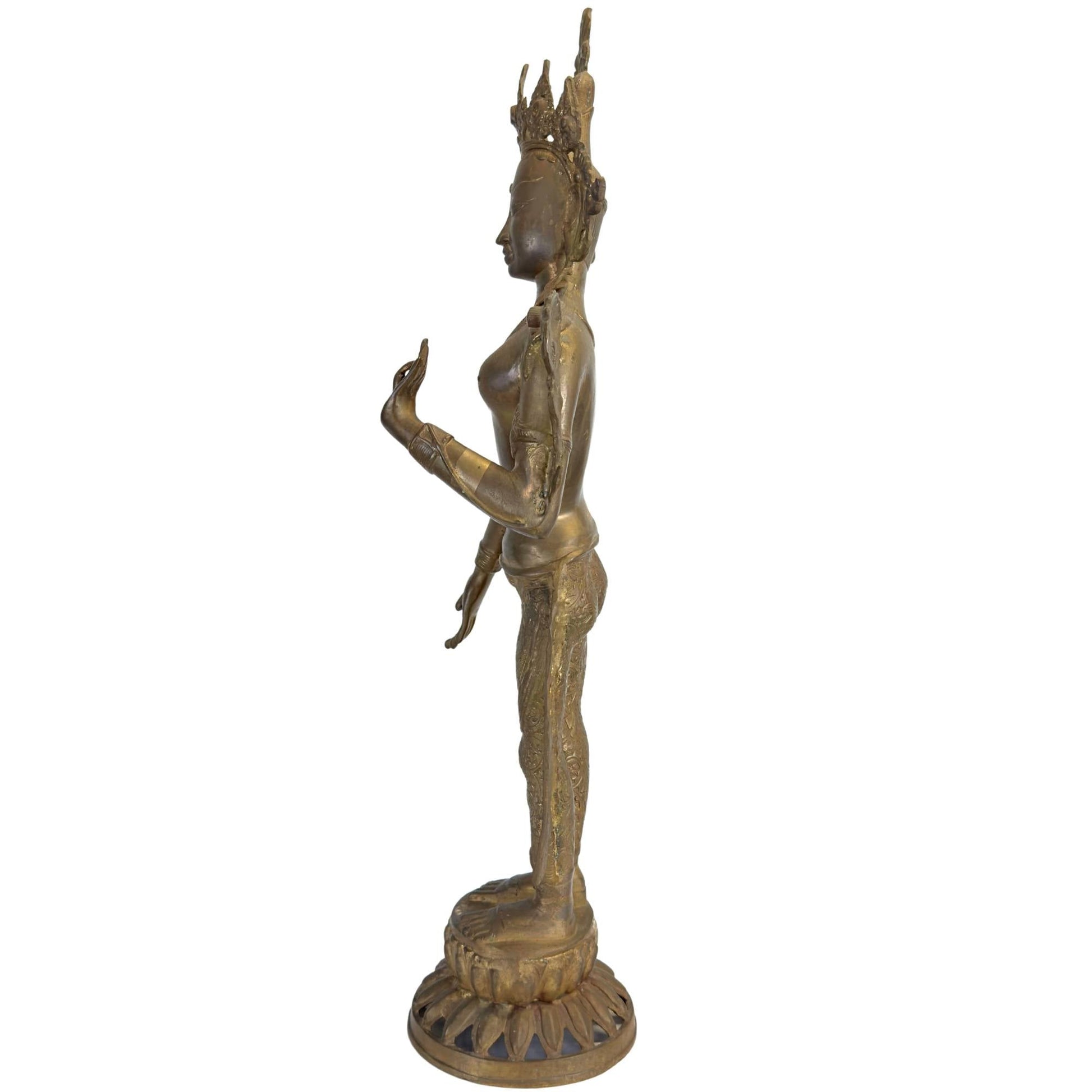 Achteraanzicht van een antieke bronzen Groene Tara met rijk gegraveerde dhoti en vuurvergulding.