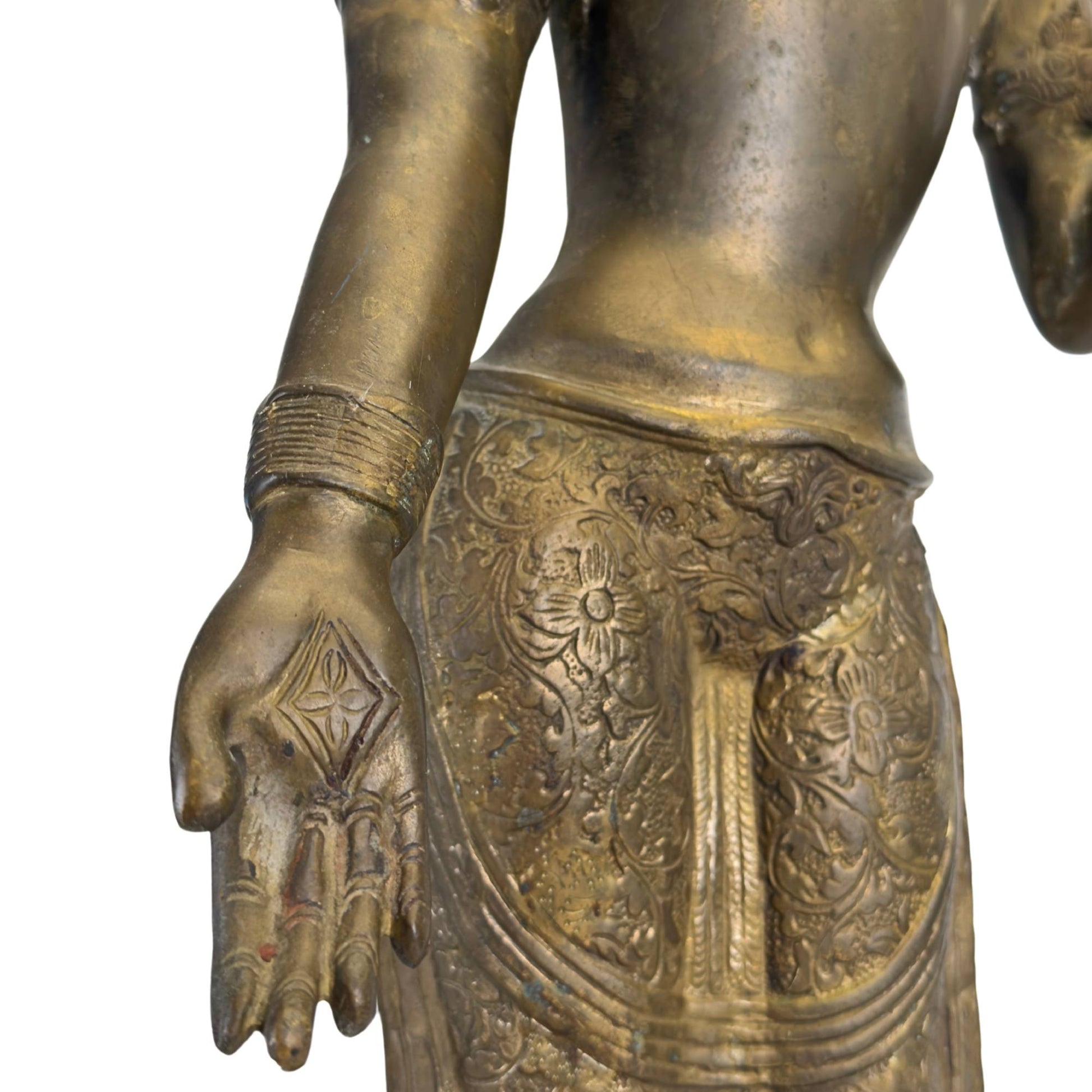 Detail van de achterzijde met traditionele Nepalese haardracht en kroonconstructie.