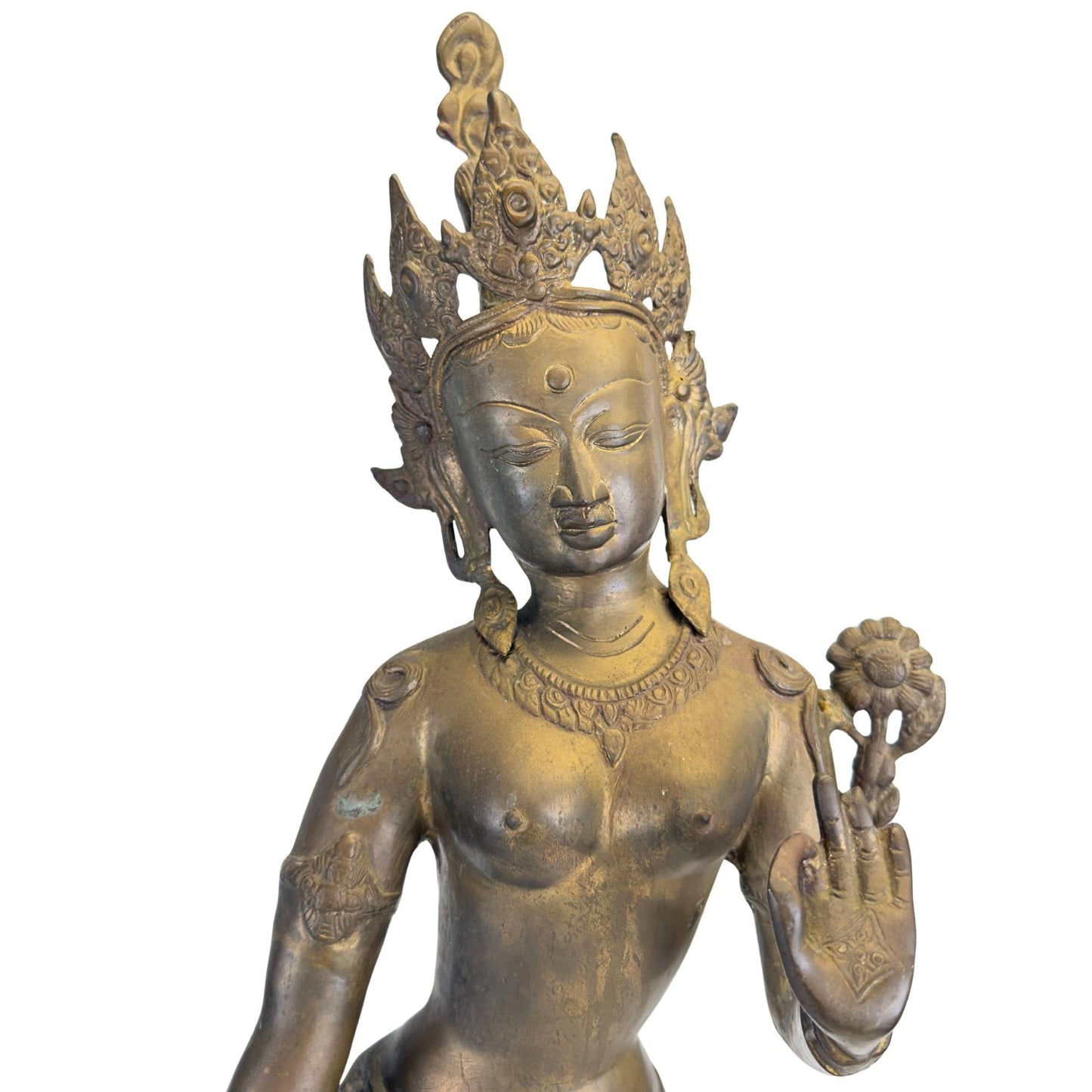 Close-up van het gezicht, de kroon en de originele vuurvergulding van een antieke Nepalese Groene Tara.