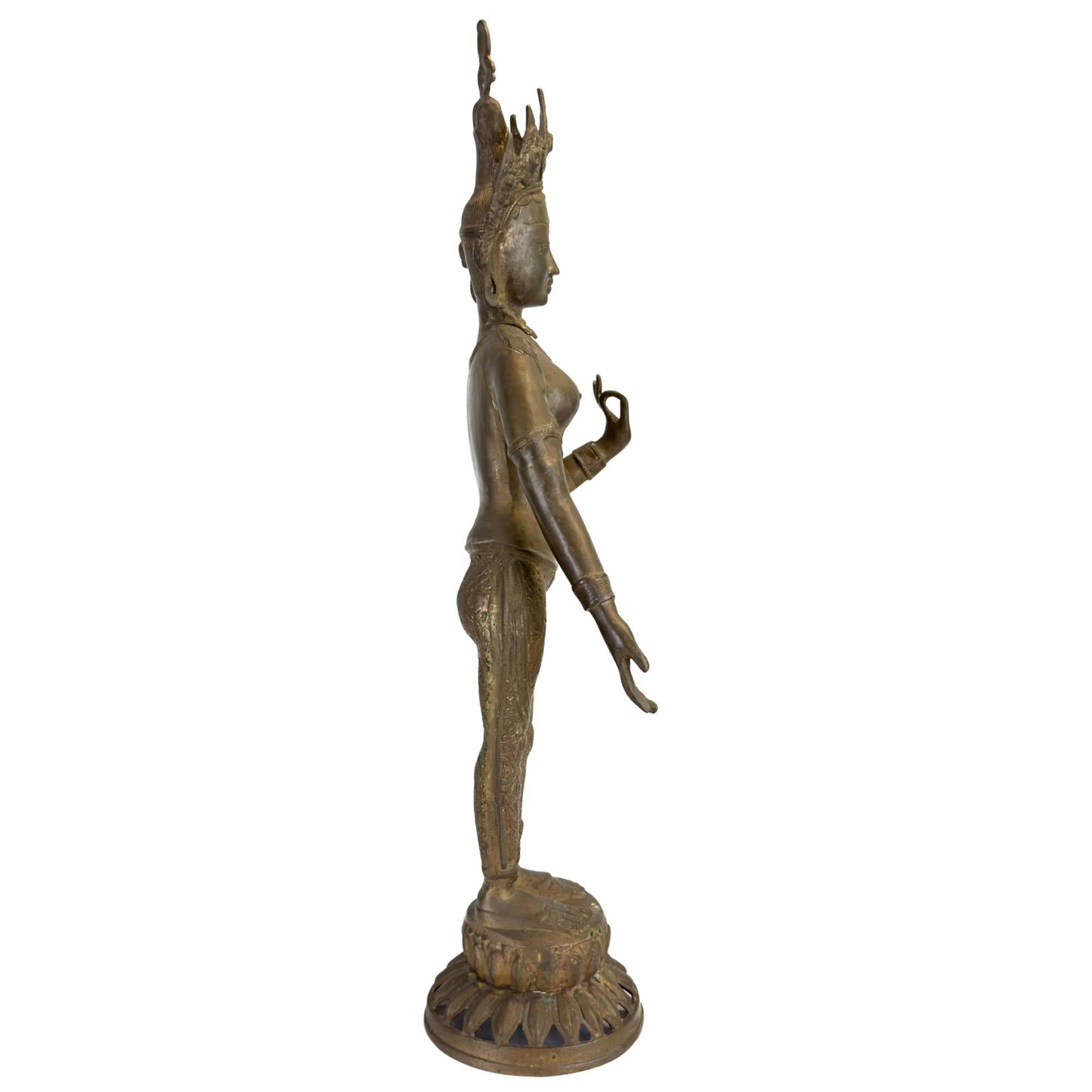 Linker profiel van een antieke bronzen Groene Tara uit Nepal op lotusbasis.