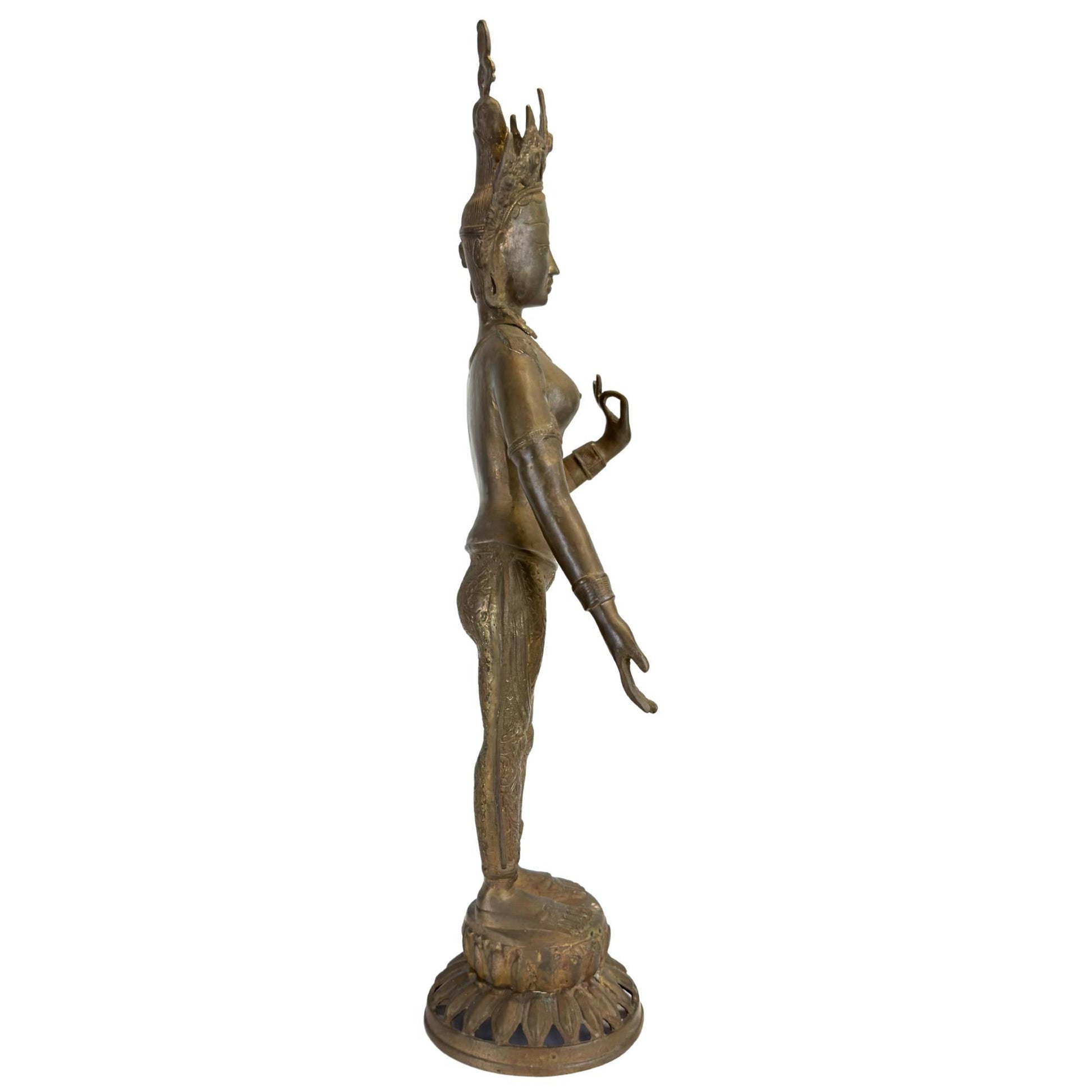 Linker profiel van een antieke bronzen Groene Tara uit Nepal op lotusbasis.