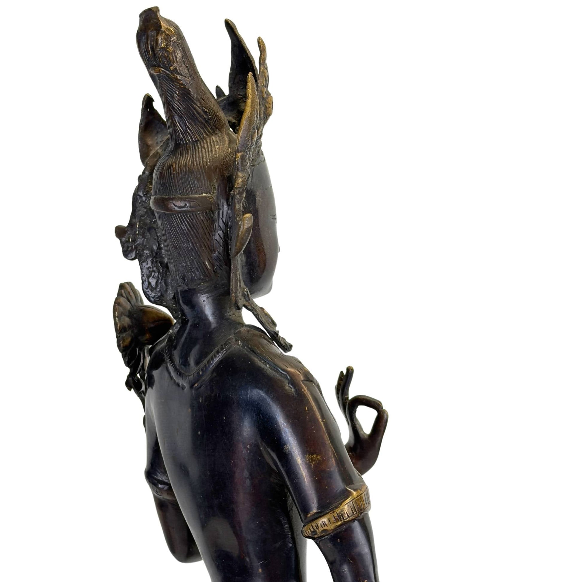 Achterzijde van een antieke bronzen Groene Tara uit Nepal met gegraveerde haarpartij, zwarte Newar-patina en vuurvergulde details.