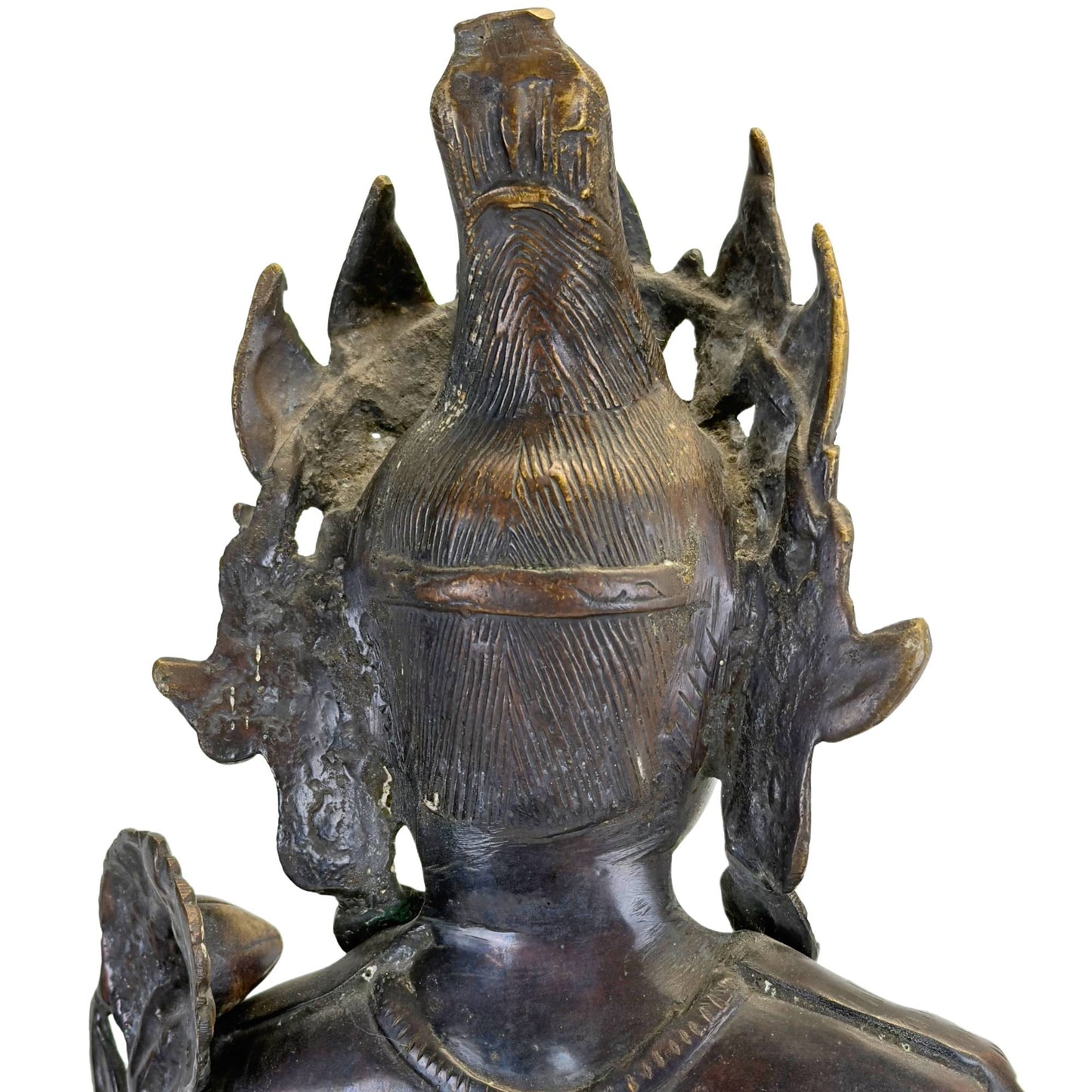 Achterzijde van het hoofd van een antieke bronzen Groene Tara uit Nepal met gegraveerde haarknot, opengewerkte kroon en zwarte Newar-patina.