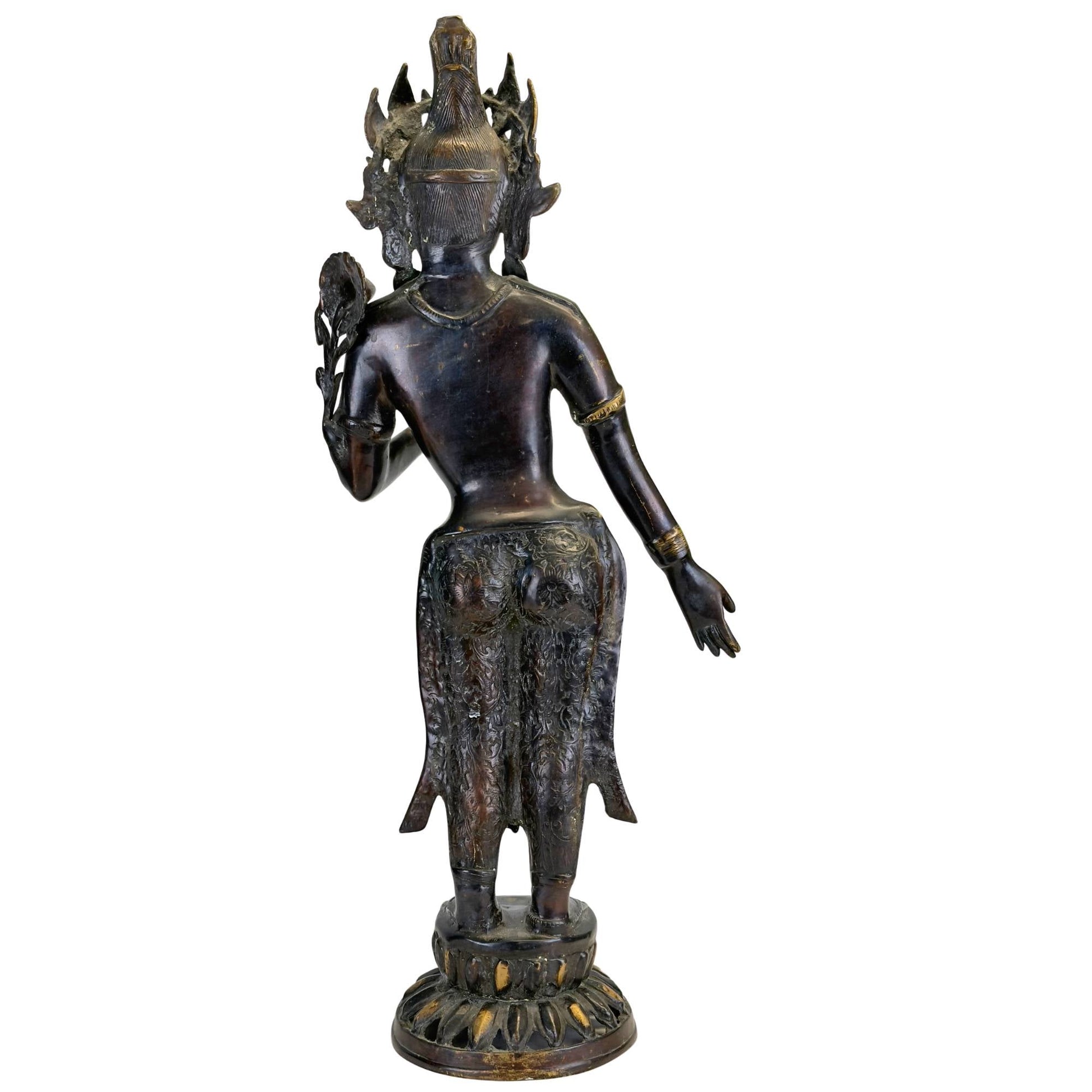 Linkerprofiel van een antieke bronzen Groene Tara uit Nepal met lotusstengel, tribhanga-houding en zwarte rituele patina.