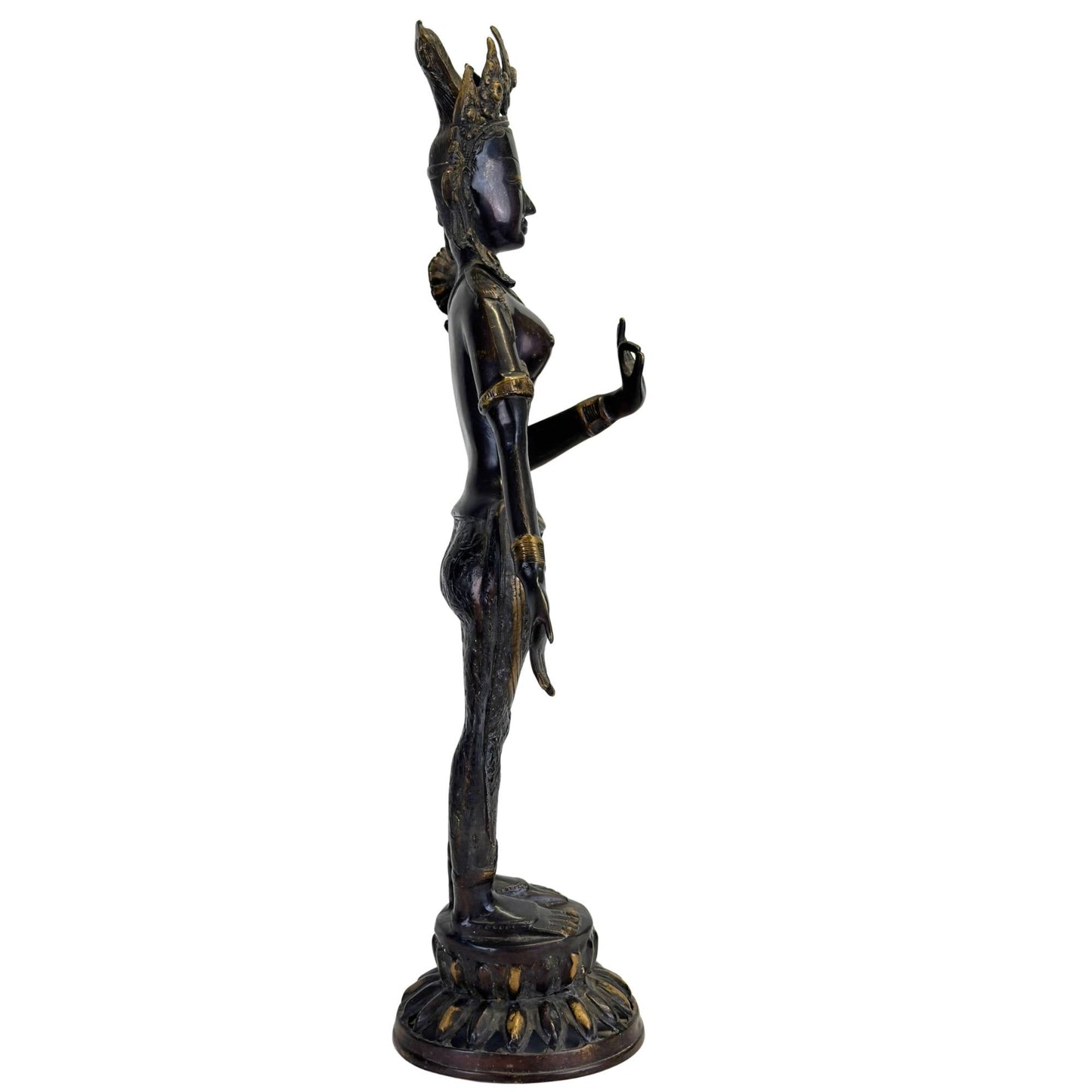 Antieke bronzen Groene Tara uit Nepal in rechterprofiel met elegante tribhanga-houding, zwarte Newar-patina en oorspronkelijke vuurvergulding.