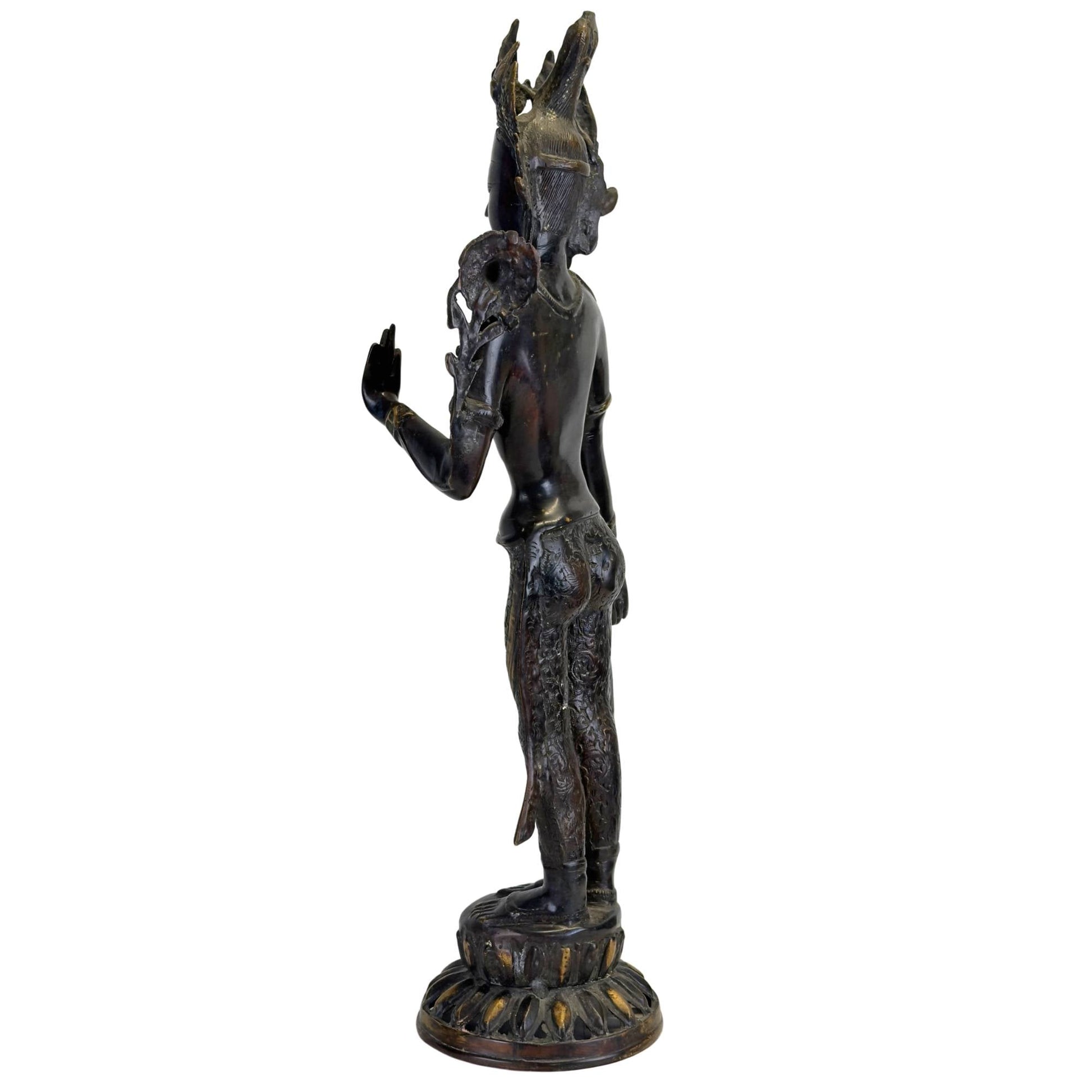 Schuin achteraanzicht van een antieke bronzen Groene Tara uit Nepal met opengewerkte kroon, lotusstengel, zwarte Newar-patina en vuurvergulde accenten.
