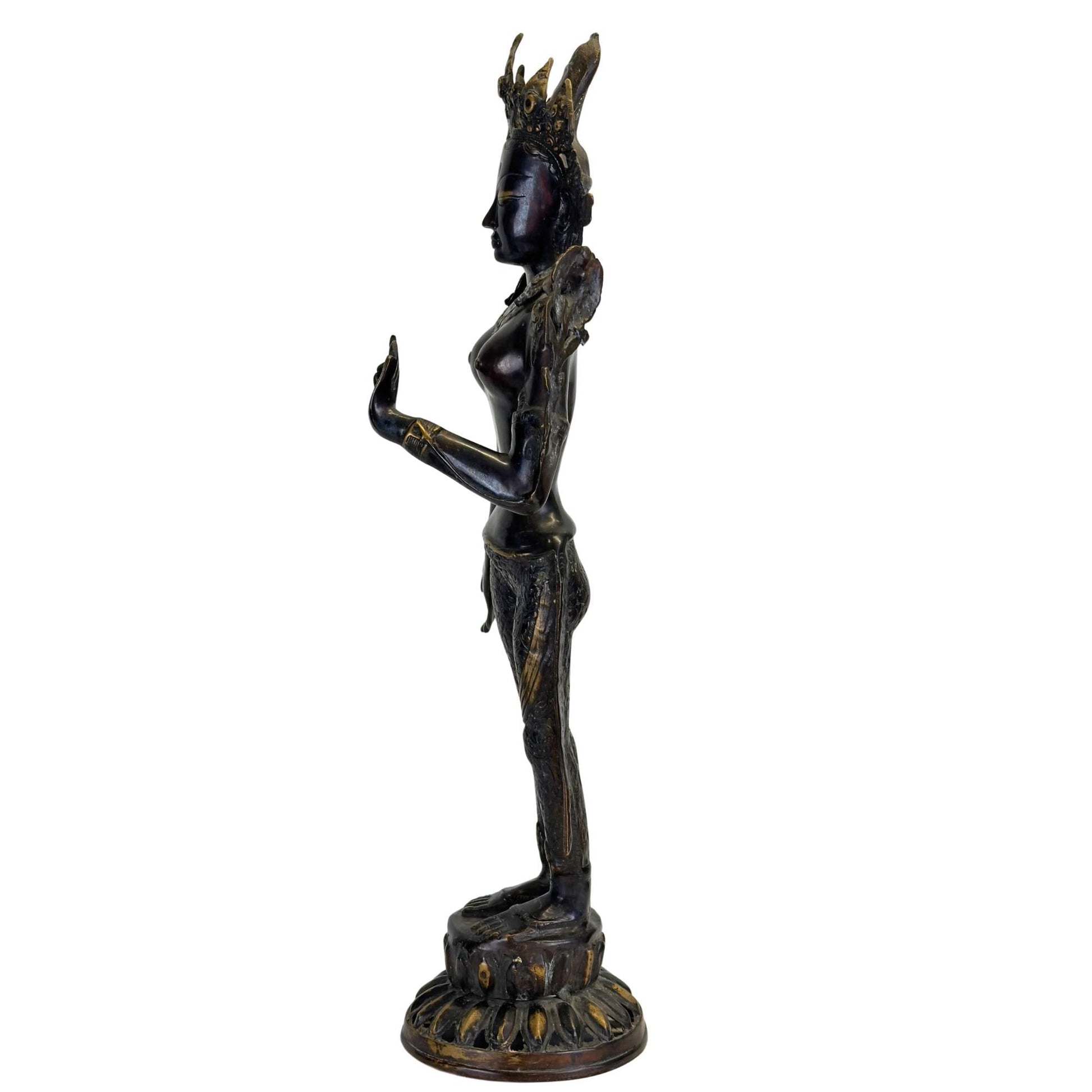 Zijaanzicht van een antieke bronzen Groene Tara uit Nepal met elegante tribhanga-houding, zwarte Newar-patina en vuurvergulde details.