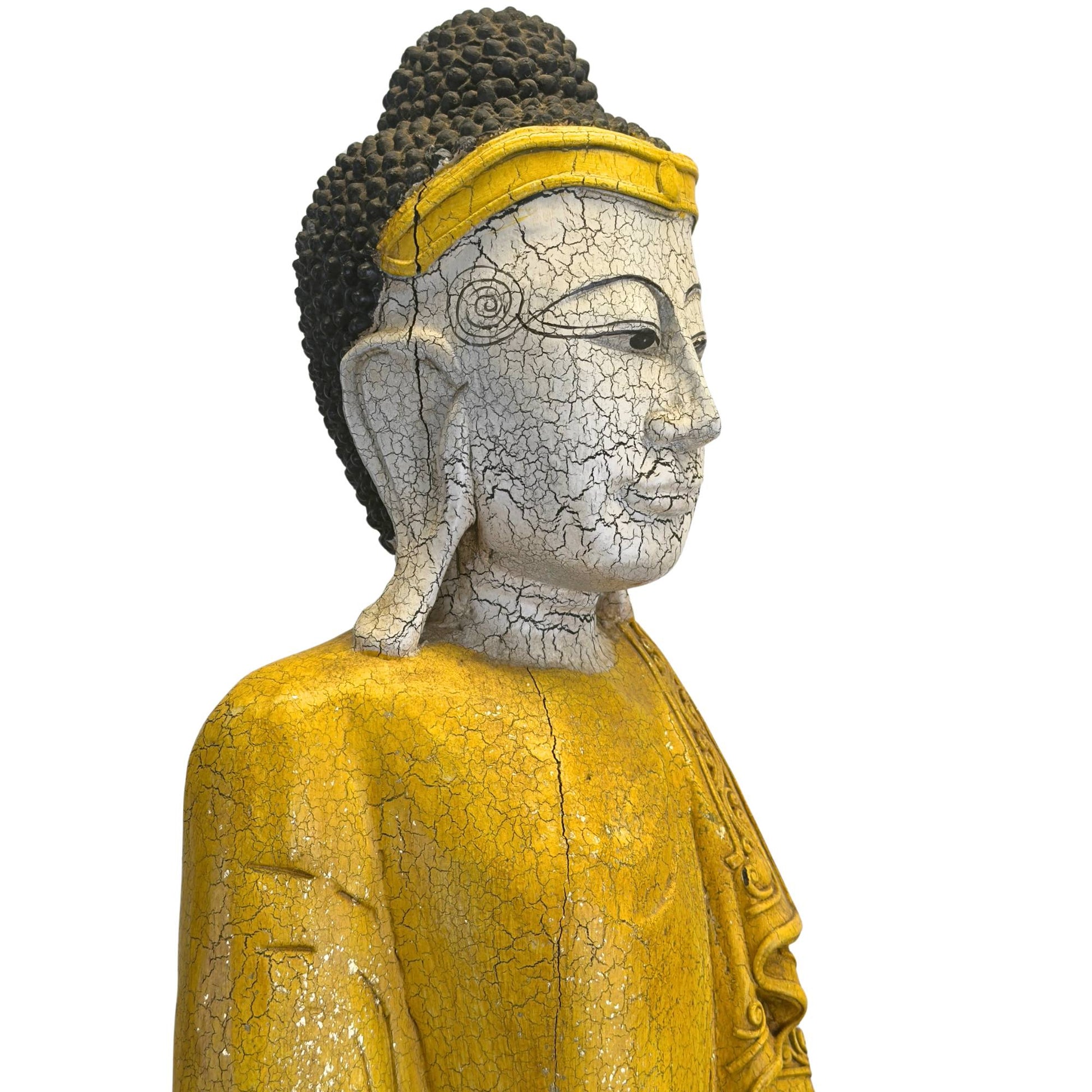 Driekwart zijaanzicht van het Boeddhabeeld in Mandalay-stijl, met focus op het serene gelaat, de gedetailleerde craquelé-laklaag en het Boeddha-kapsel.