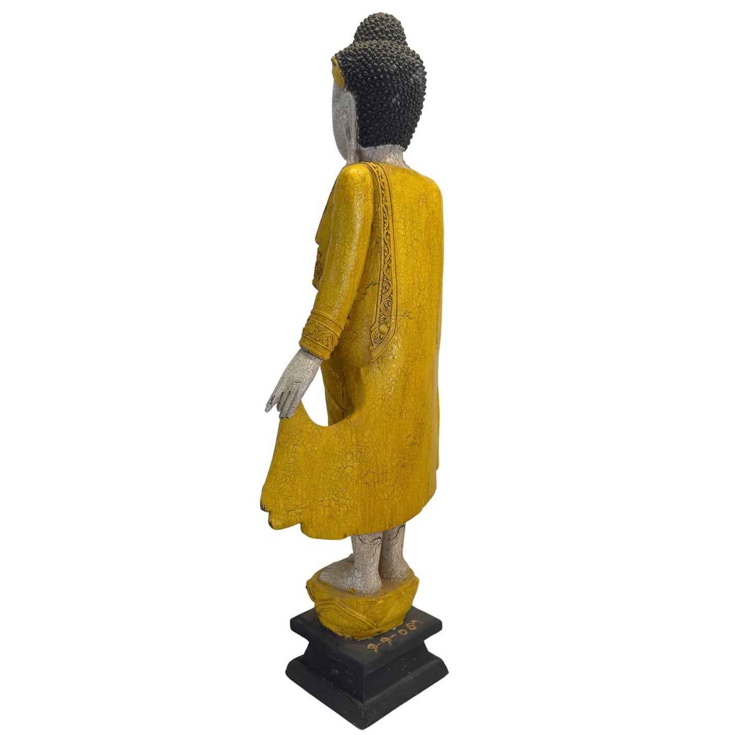 Schuin achteraanzicht van de linkerzijde, illustrerend de totale silhouet van de staande Boeddha in Mandalay-stijl.