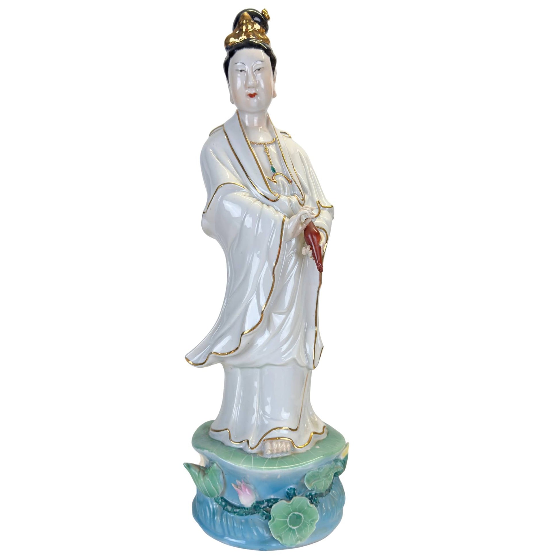 Groot Chinees porseleinen Guan Yin beeld van 47 cm hoog met gouden details.