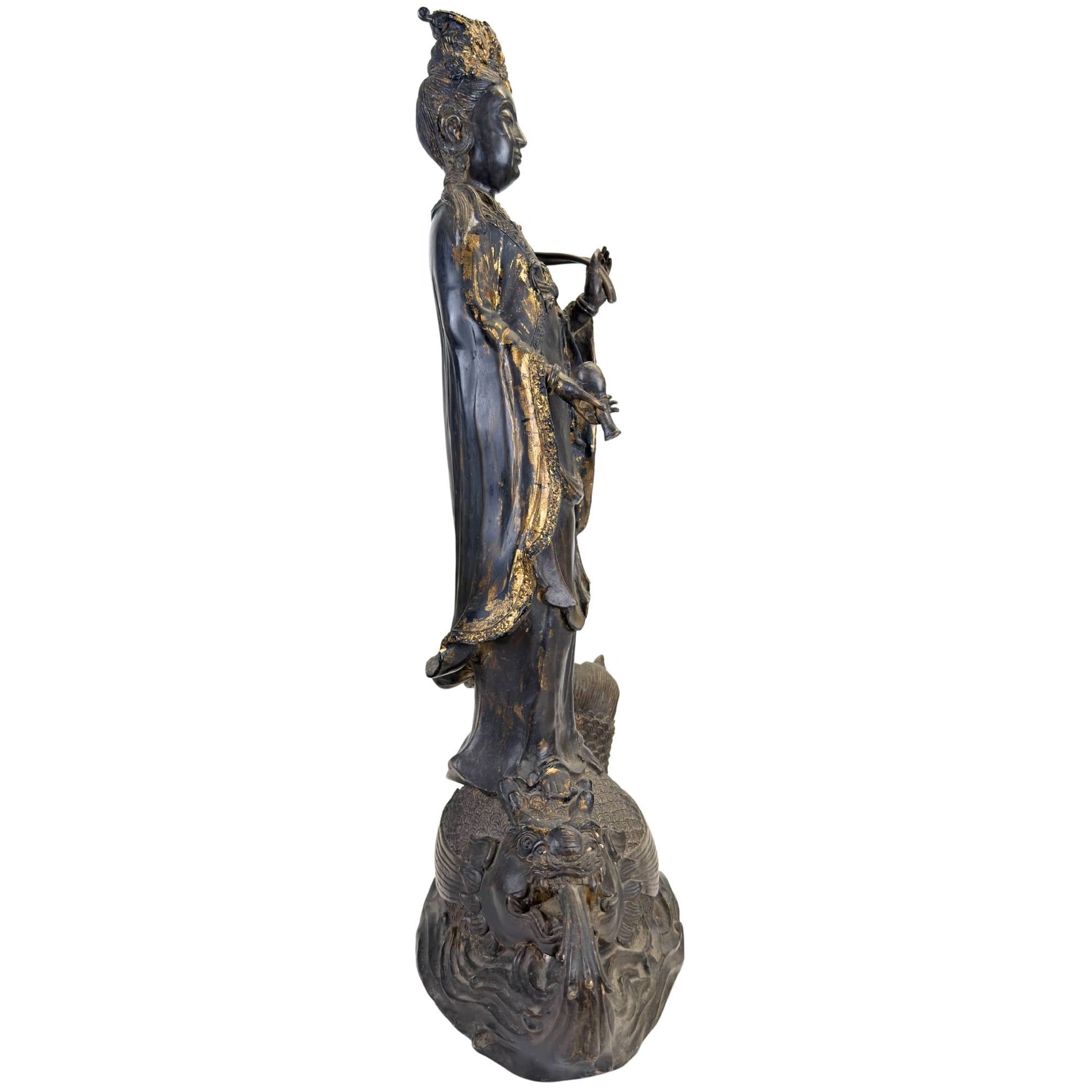 Groot Guanyin beeld met draakvis en gesneden watermotieven, 64 cm hoog en 16 kg zwaar