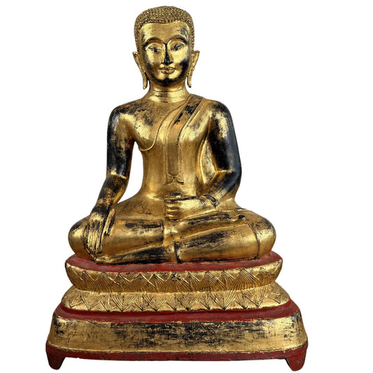 Groot verguld houten Boeddhabeeld uit Birma met ingelegde ogen, rode lakbasis en meditatieve uitstraling voor altaar of interieur