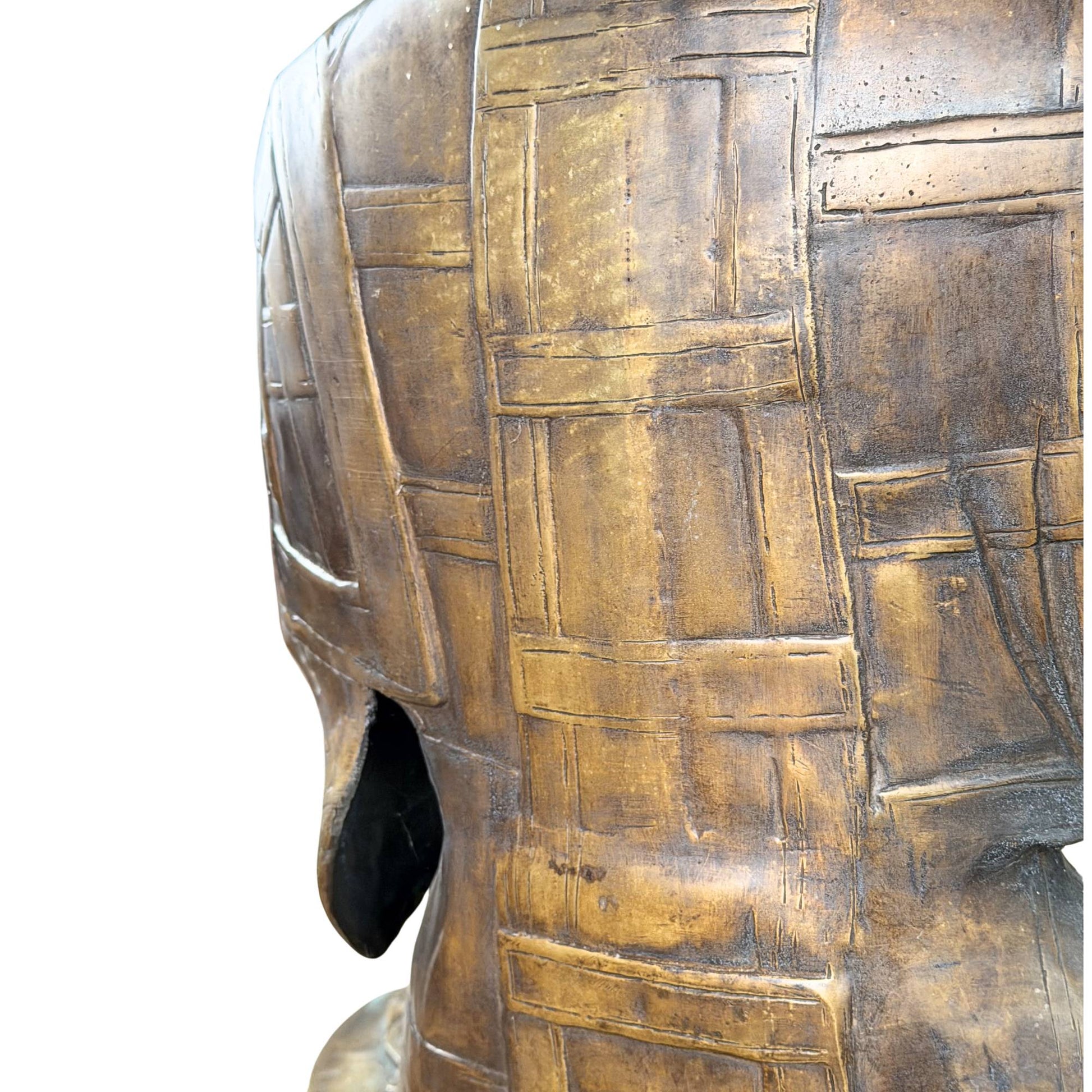 Groot antiek bronzen tempelbeeld van Boeddha met vuurvergulde resten, serene uitstraling en museale collectiepresentatie antiek patroon van rijstvelden uit Tibet