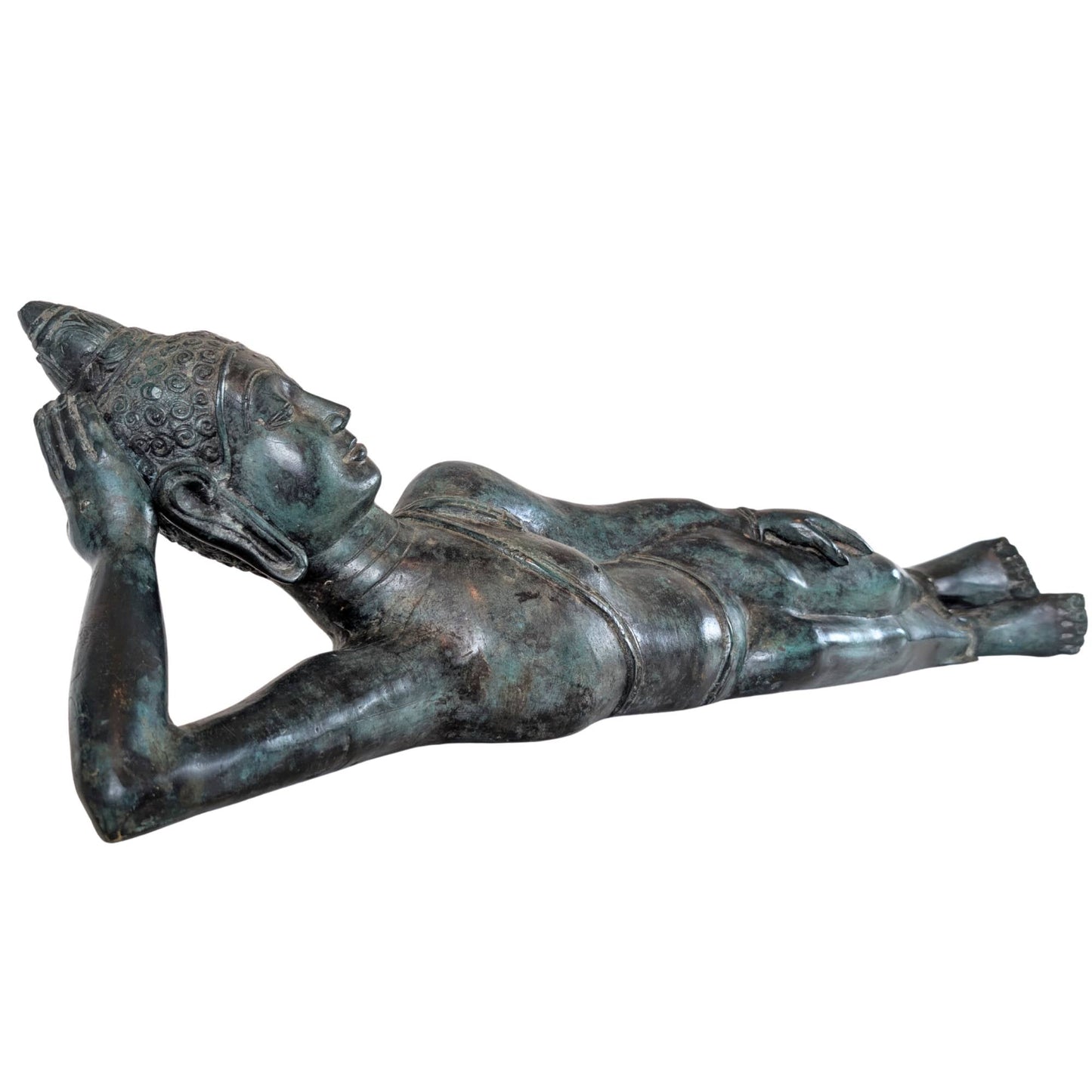 Lang bronzen liggend Boeddhabeeld uit Thailand in parinirvana houding met serene uitstraling