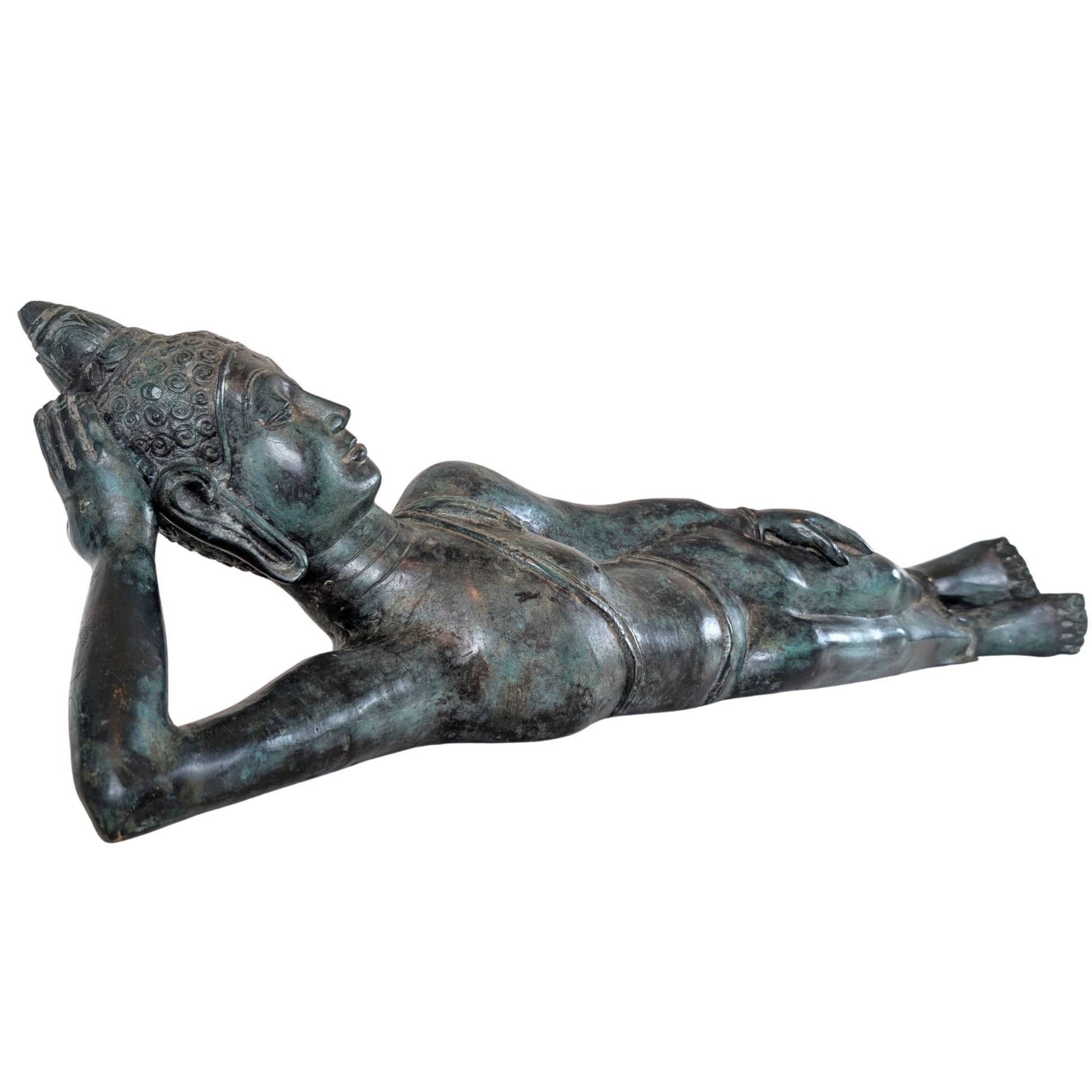 Lang bronzen liggend Boeddhabeeld uit Thailand in parinirvana houding met serene uitstraling