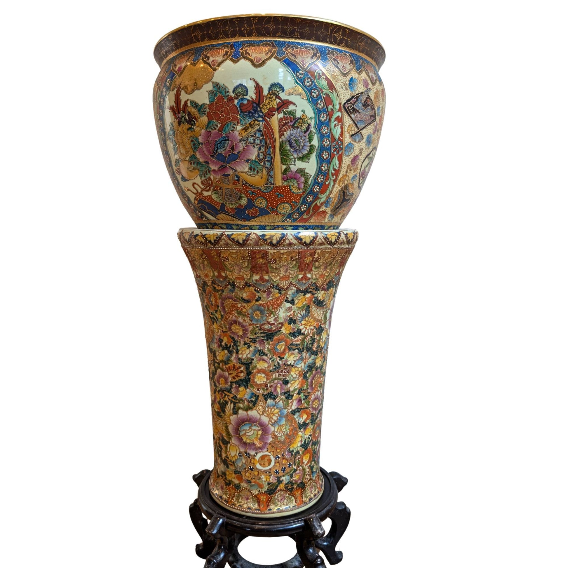 Indrukwekkende grote porseleinen vaas inclusief pedestal uit de Meiji periode.