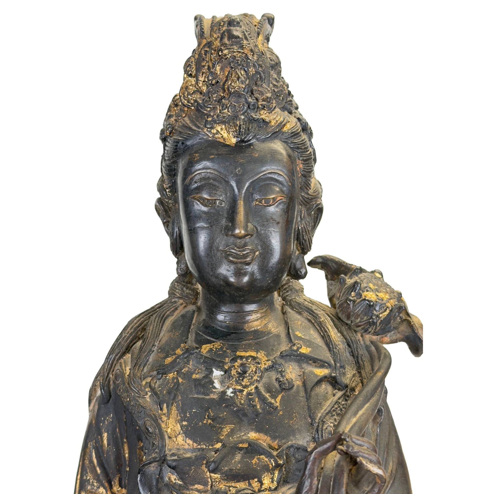 Grote spirituele Guanyin sculptuur in brons, uitgevoerd in oudere Oost-Aziatische tempeltraditie met draakvis-basis