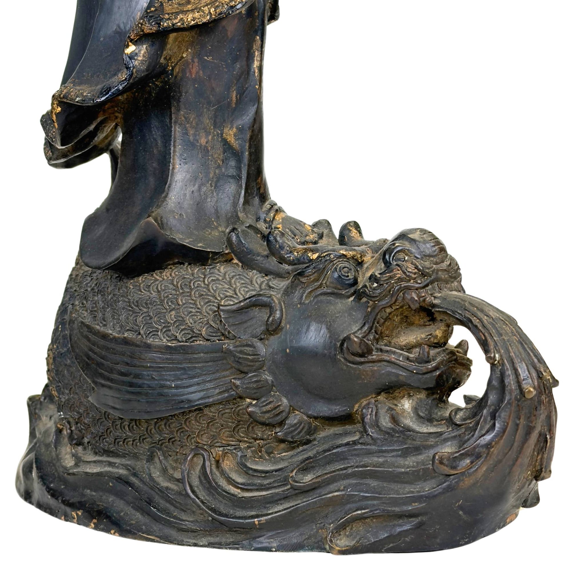 Guanyin bodhisattva beeld in brons met oude donkere patina, slijtage en decoratieve details