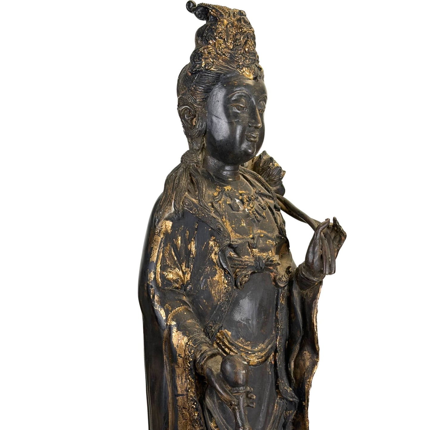 Guanyin bodhisattva beeld met zwarte lak, slijtage en resten van vergulding