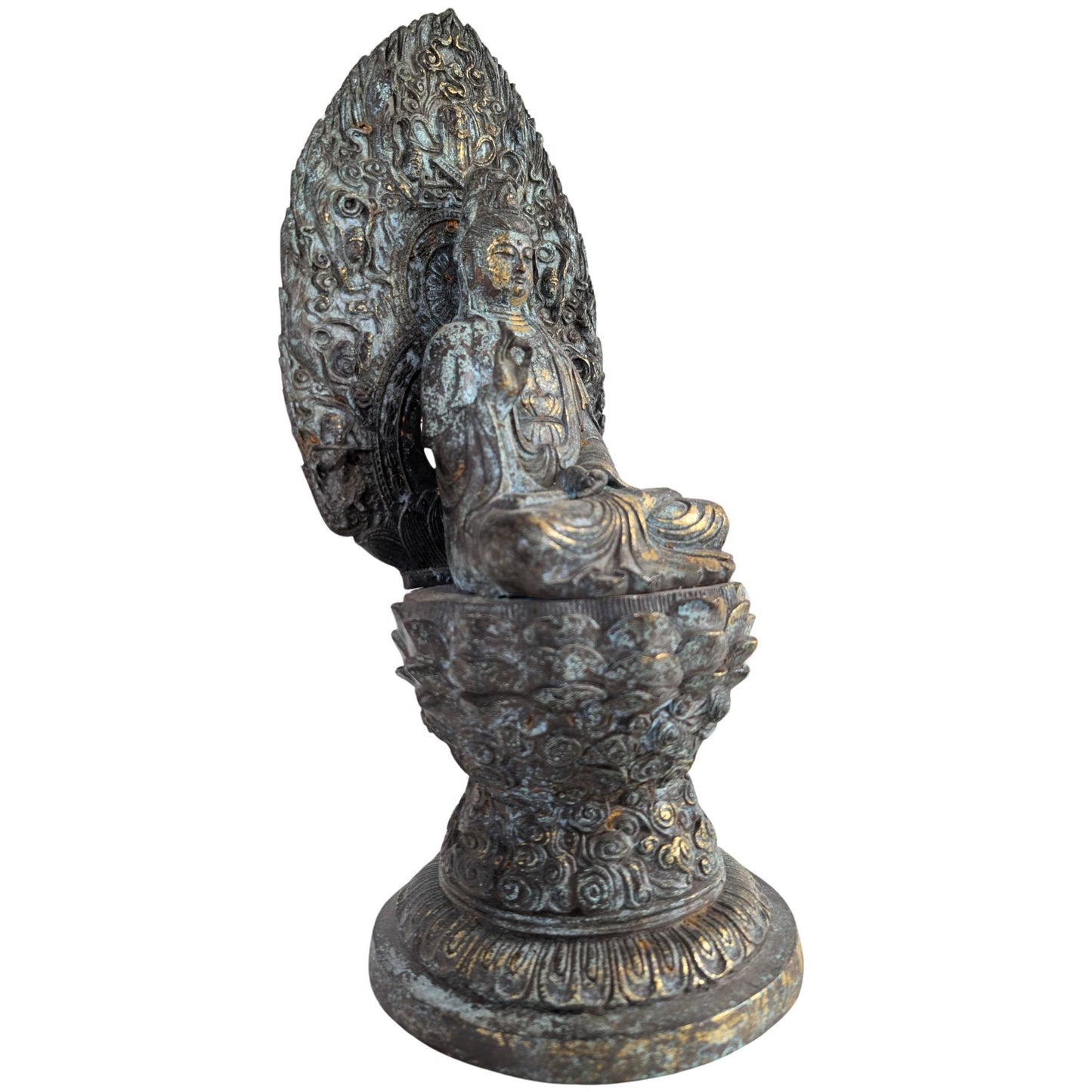 Detail van de zittende Guanyin met zichtbare sporen van originele vergulding op het brons.