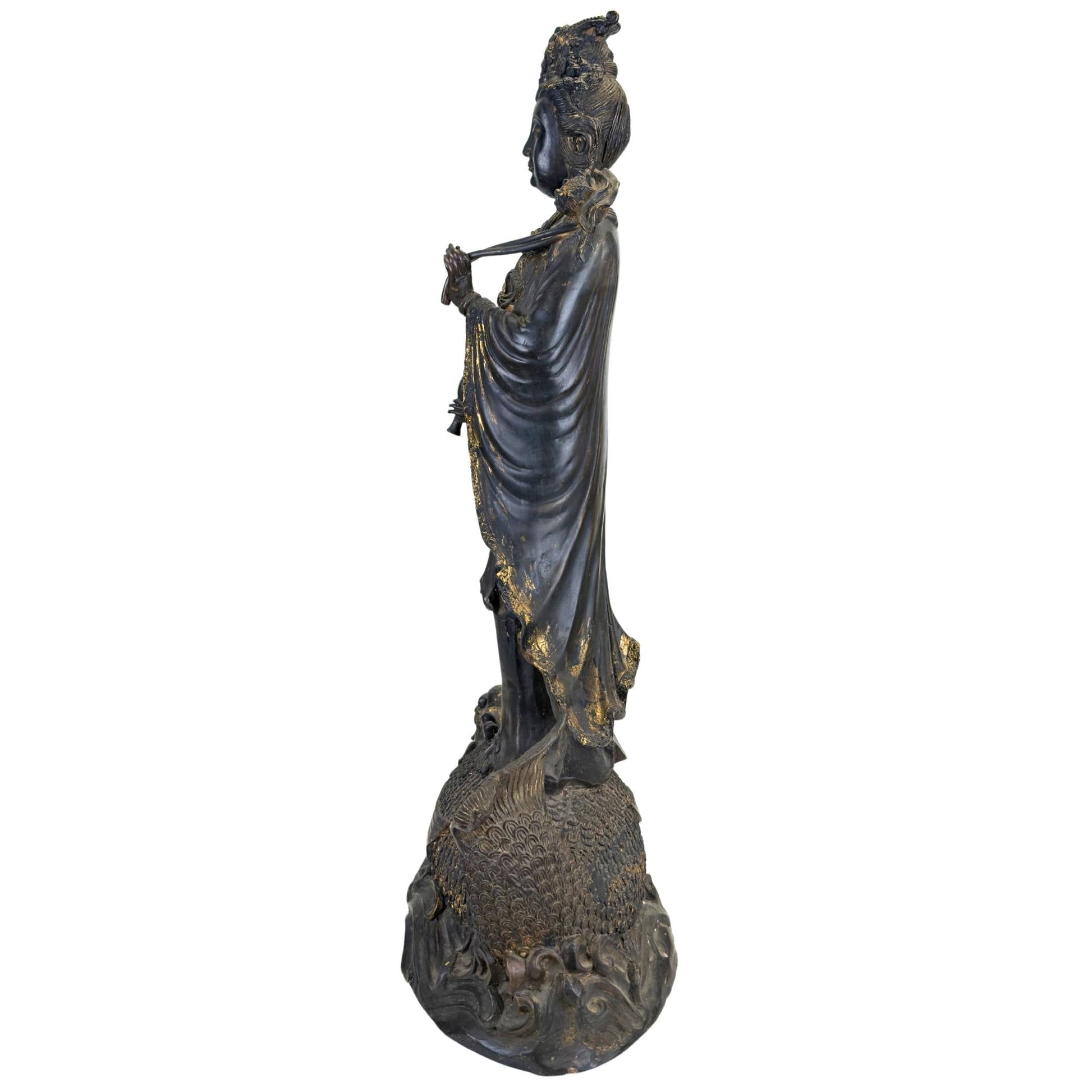 Guanyin op makara-achtige draakvis, bijzonder Oost-Aziatisch bronzen kunstobject met oude patina