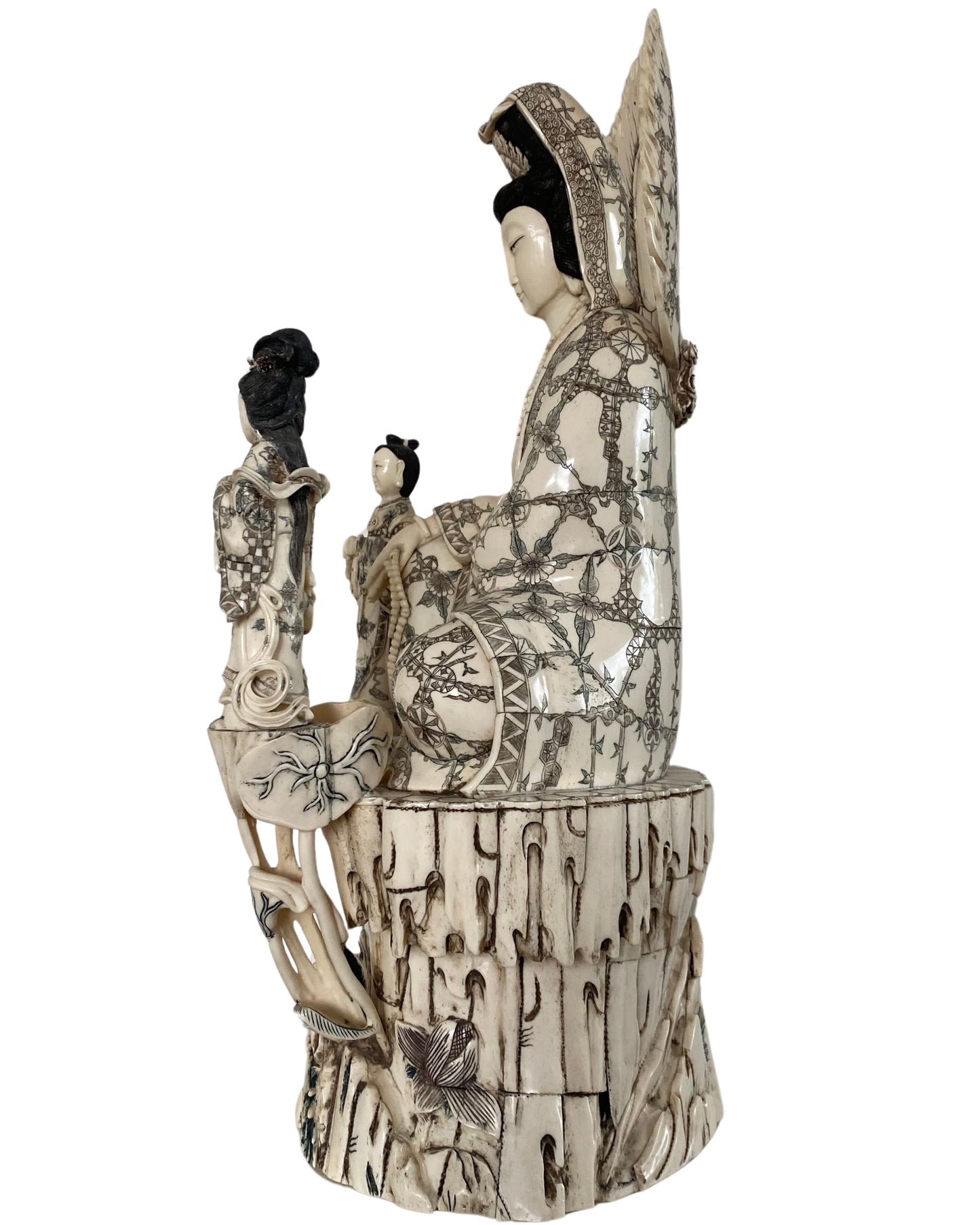 Guanyin with the attendant figures Shancai and Longnü, the Dragon Girl
