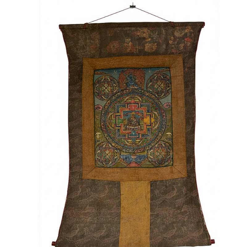 Guru Rinpoche centraal afgebeeld binnen traditionele Tibetaanse mandala compositie