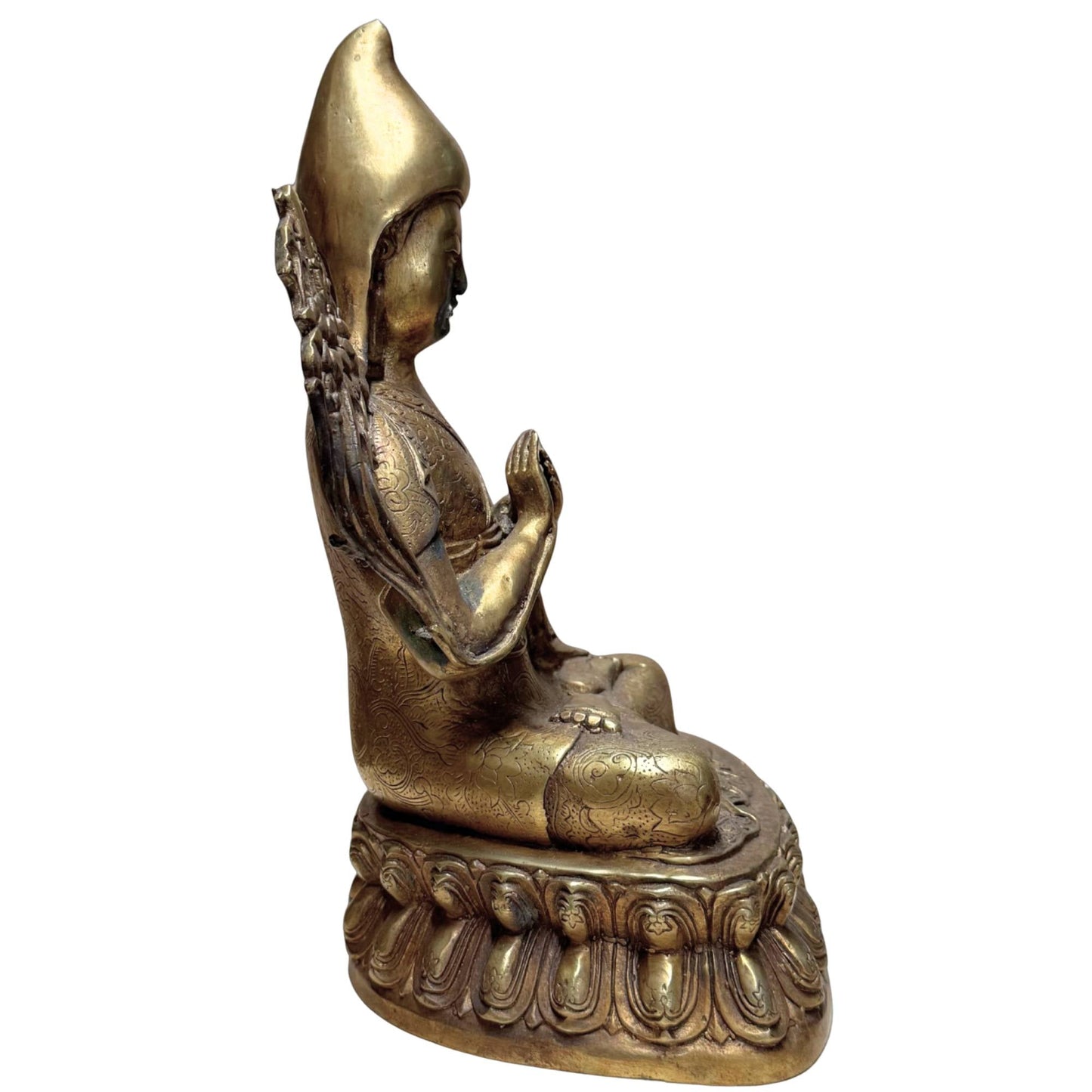 Detail van diep handgegraveerde patronen op het bronzen gewaad.