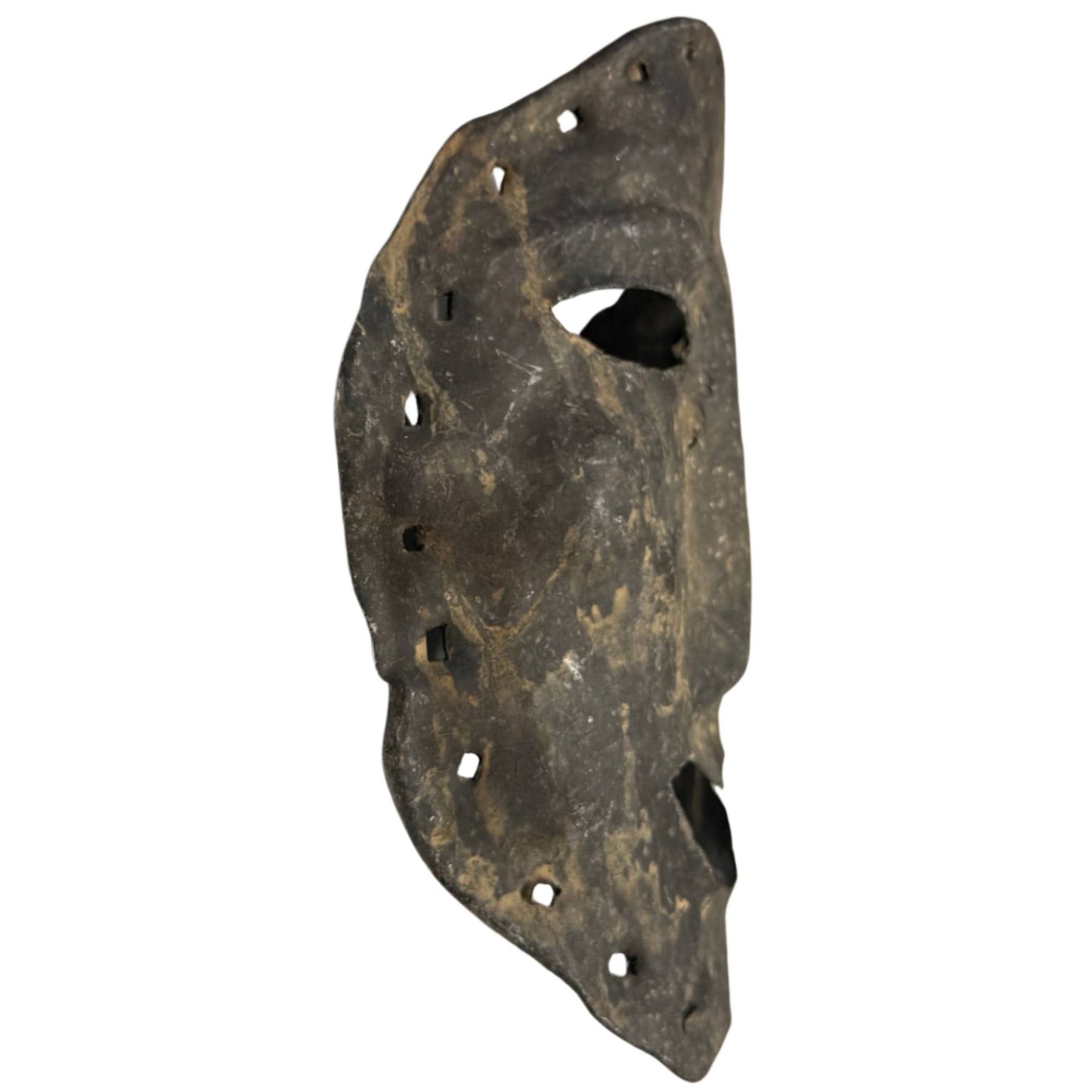 Handgeklopt metalen masker uit de Himalaya-regio, zeldzaam sjamanistisch object met montagegaten rondom