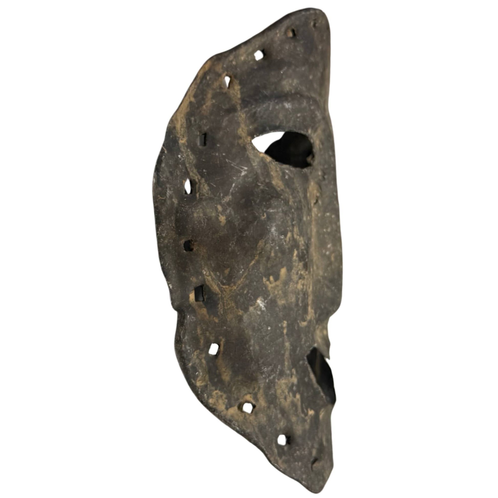 Handgeklopt metalen masker uit de Himalaya-regio, zeldzaam sjamanistisch object met montagegaten rondom